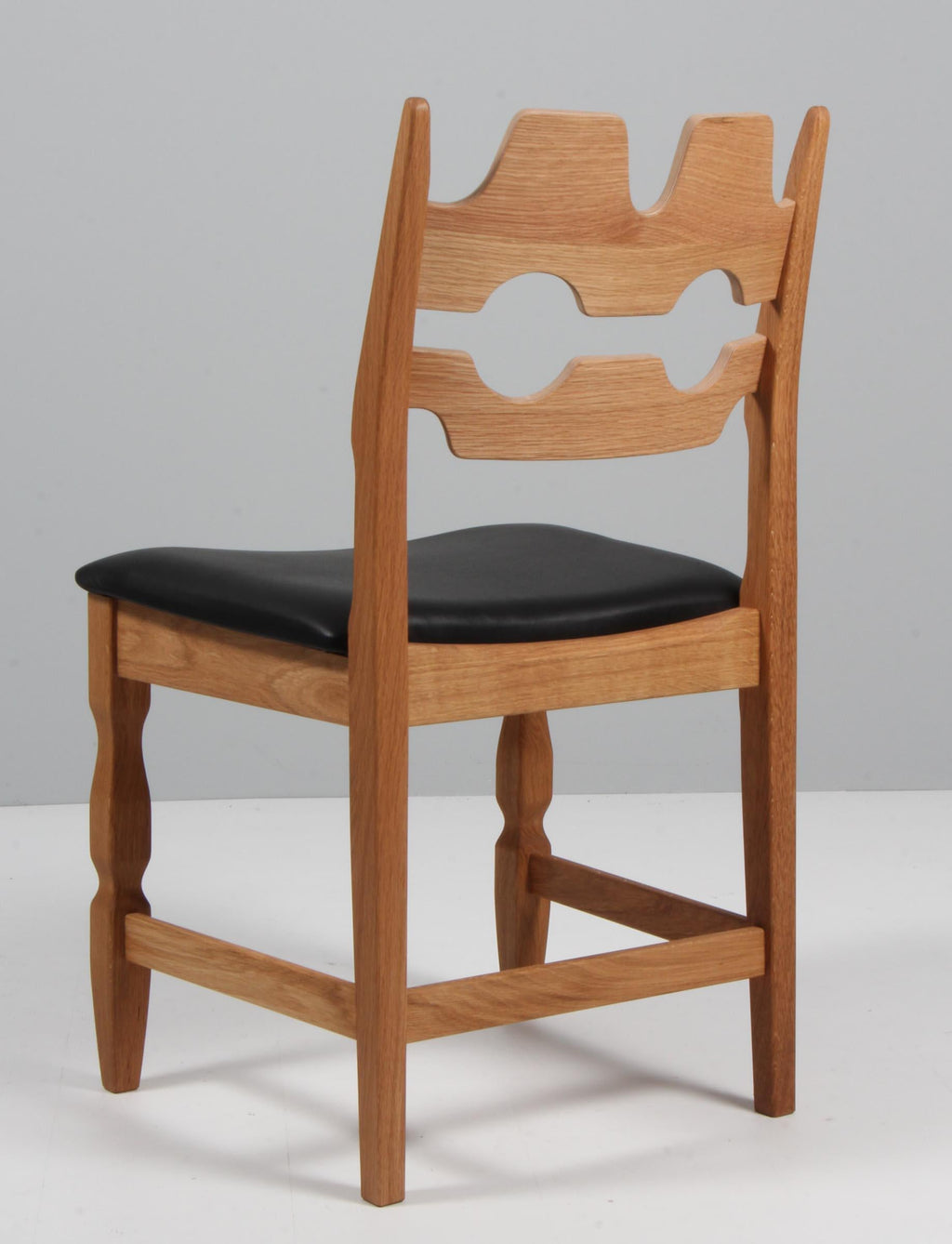 https://a.1stdibscdn.com/dining-chairs-by-henning-kjaernulf-model-razoblade-denmark-oak-for-sale-picture-6/f_42391/f_338324121681632279335/IMG_2484_master.jpg