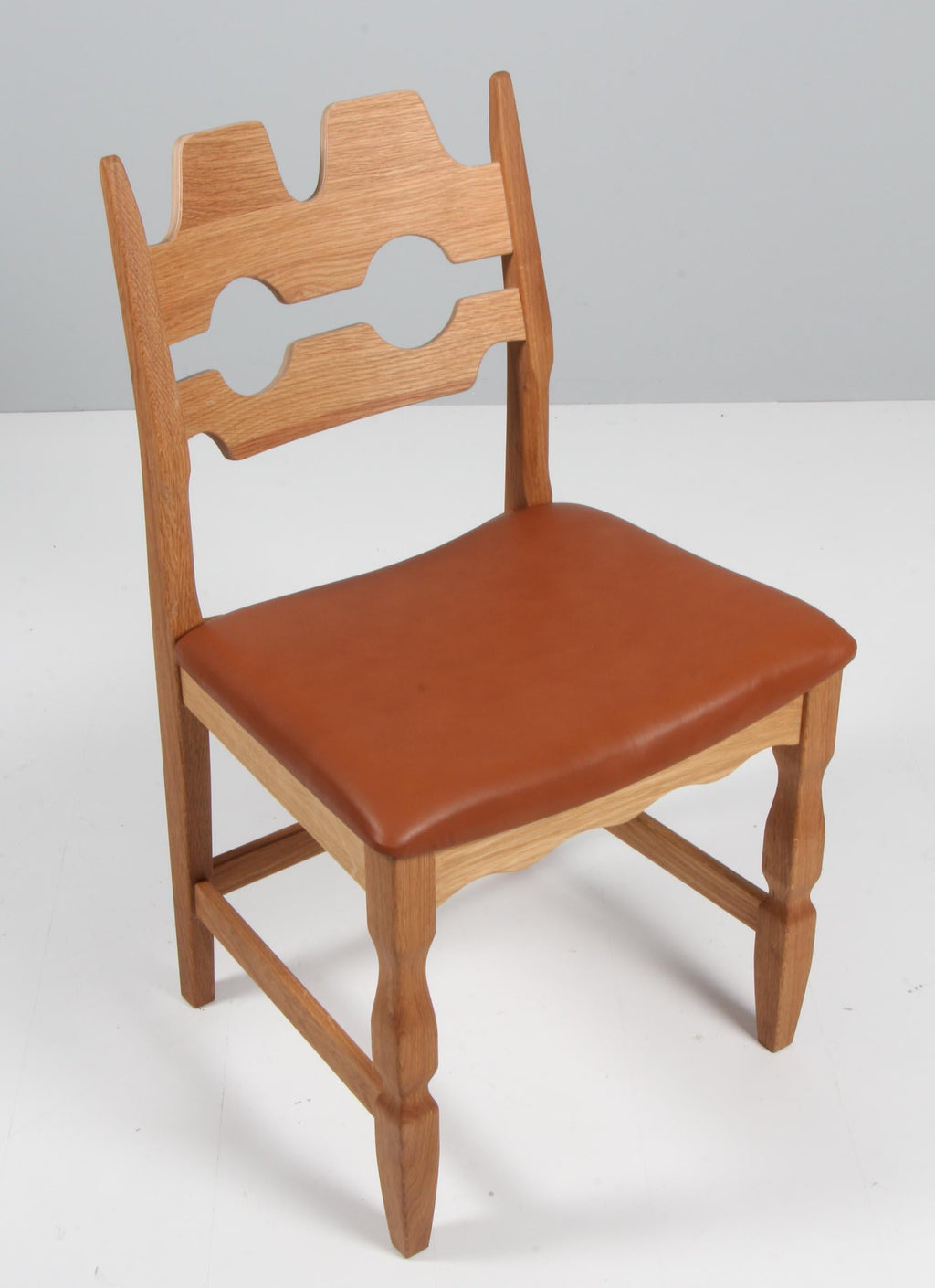 https://a.1stdibscdn.com/dining-chairs-by-henning-kjaernulf-model-razoblade-denmark-oak-for-sale-picture-2/f_42391/f_338324421681632350629/IMG_2489_master.jpg