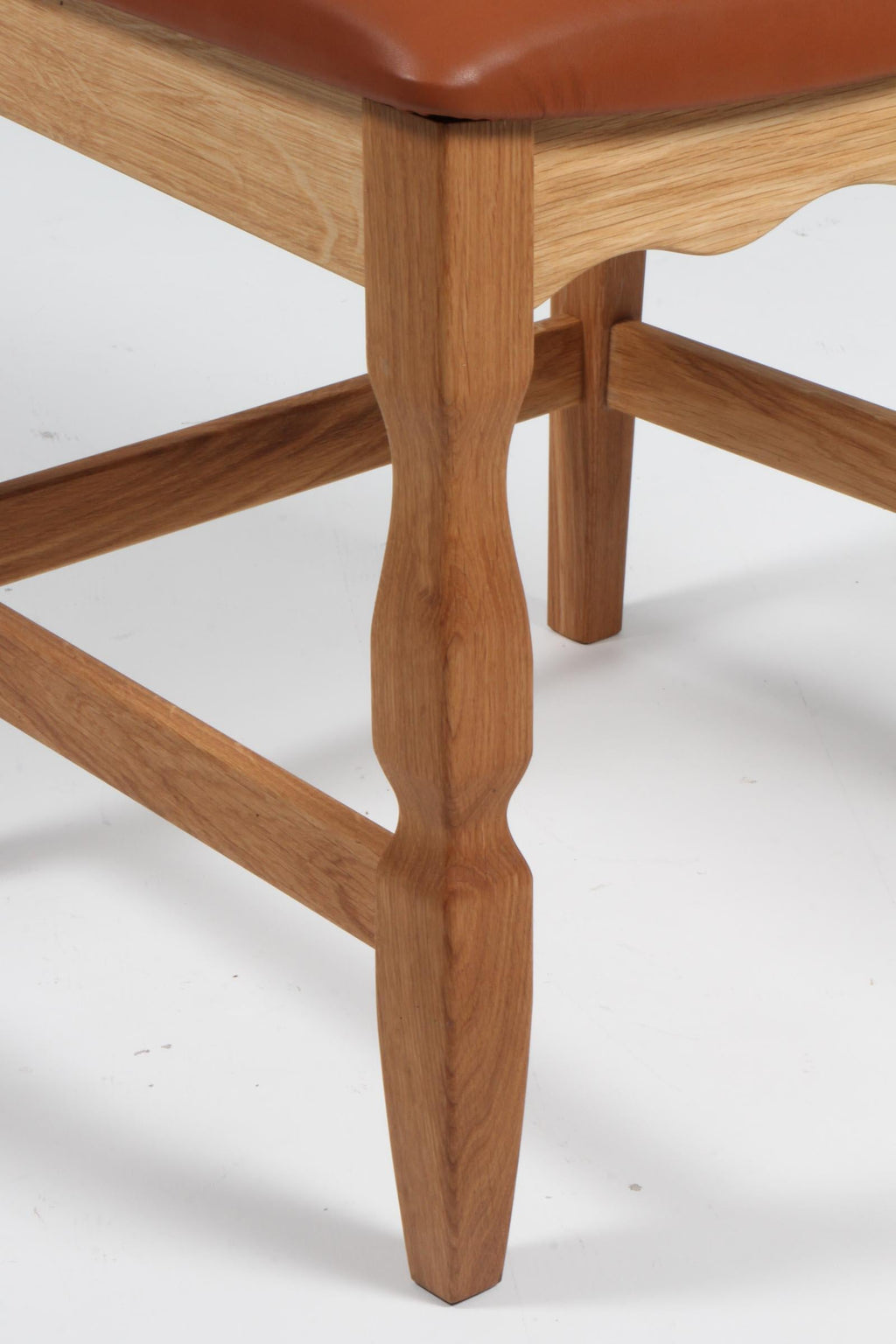https://a.1stdibscdn.com/dining-chairs-by-henning-kjaernulf-model-razoblade-denmark-oak-for-sale-picture-5/f_42391/f_338324421681632350778/IMG_2493_master.jpg