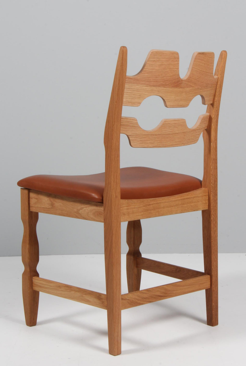 https://a.1stdibscdn.com/dining-chairs-by-henning-kjaernulf-model-razoblade-denmark-oak-for-sale-picture-6/f_42391/f_338324421681632350774/IMG_2494_master.jpg