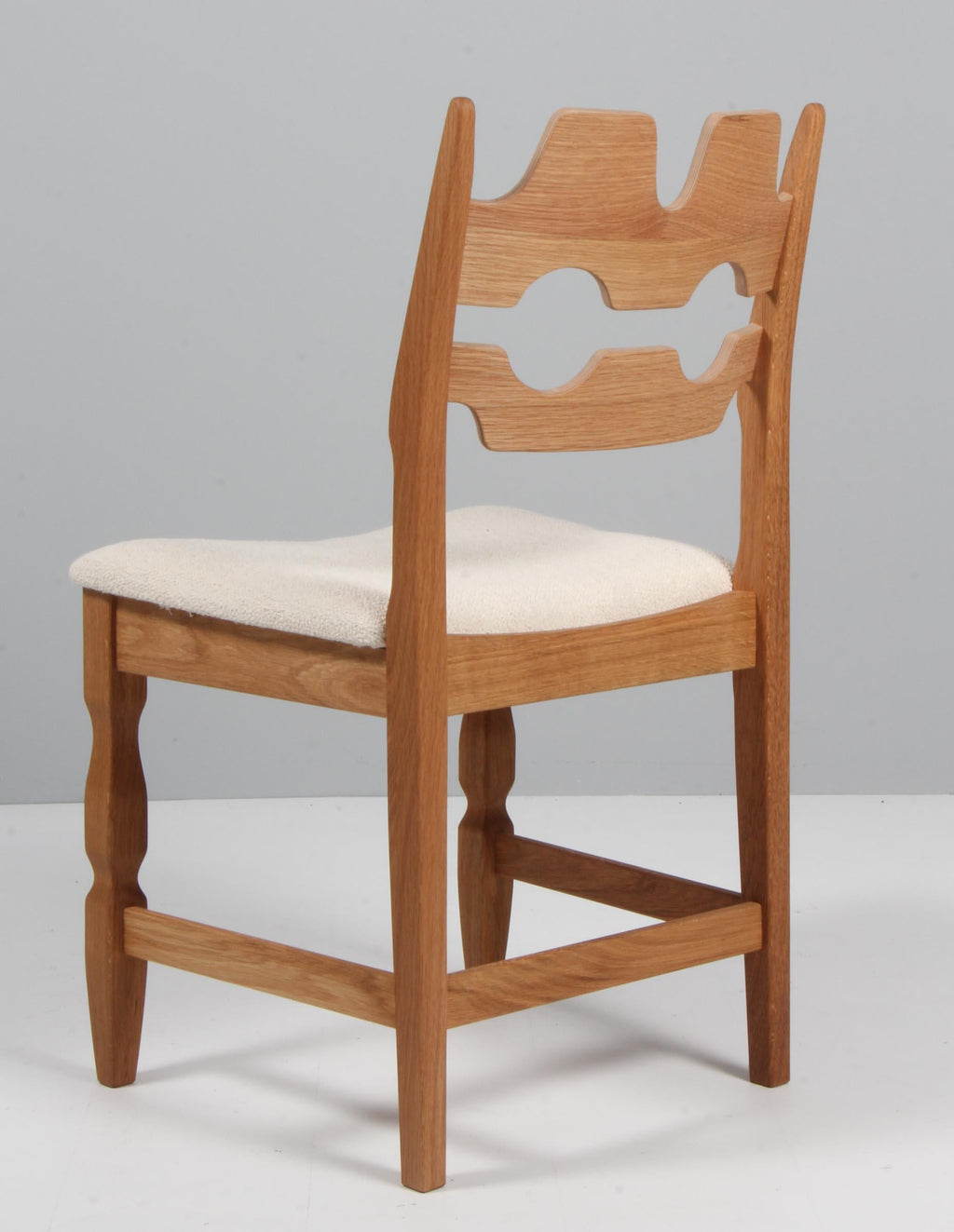 https://a.1stdibscdn.com/dining-chairs-by-henning-kjaernulf-model-razoblade-denmark-oak-for-sale-picture-6/f_42391/f_338324721681632430909/IMG_2501_master.jpg