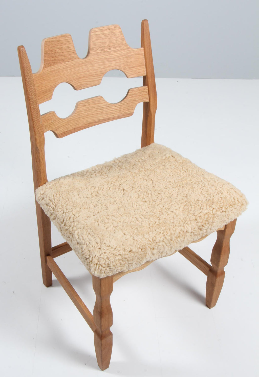 https://a.1stdibscdn.com/dining-chairs-by-henning-kjaernulf-model-razoblade-denmark-oak-for-sale-picture-2/f_42391/f_338324821681632515613/IMG_2505_master.jpg
