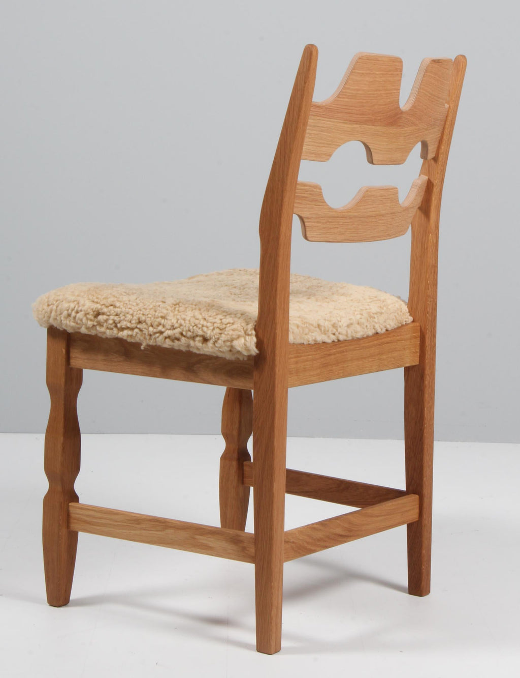https://a.1stdibscdn.com/dining-chairs-by-henning-kjaernulf-model-razoblade-denmark-oak-for-sale-picture-7/f_42391/f_338324821681632515670/IMG_2510_master.jpg