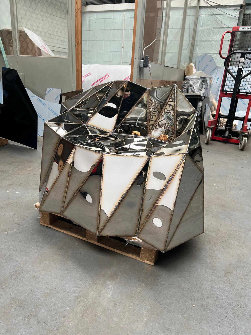 https://a.1stdibscdn.com/glenda-chair-in-welded-mirror-polish-stainless-steel-by-julian-mayor-for-sale-picture-6/f_12192/f_459033621752682226492/IMG_2862_master.jpg