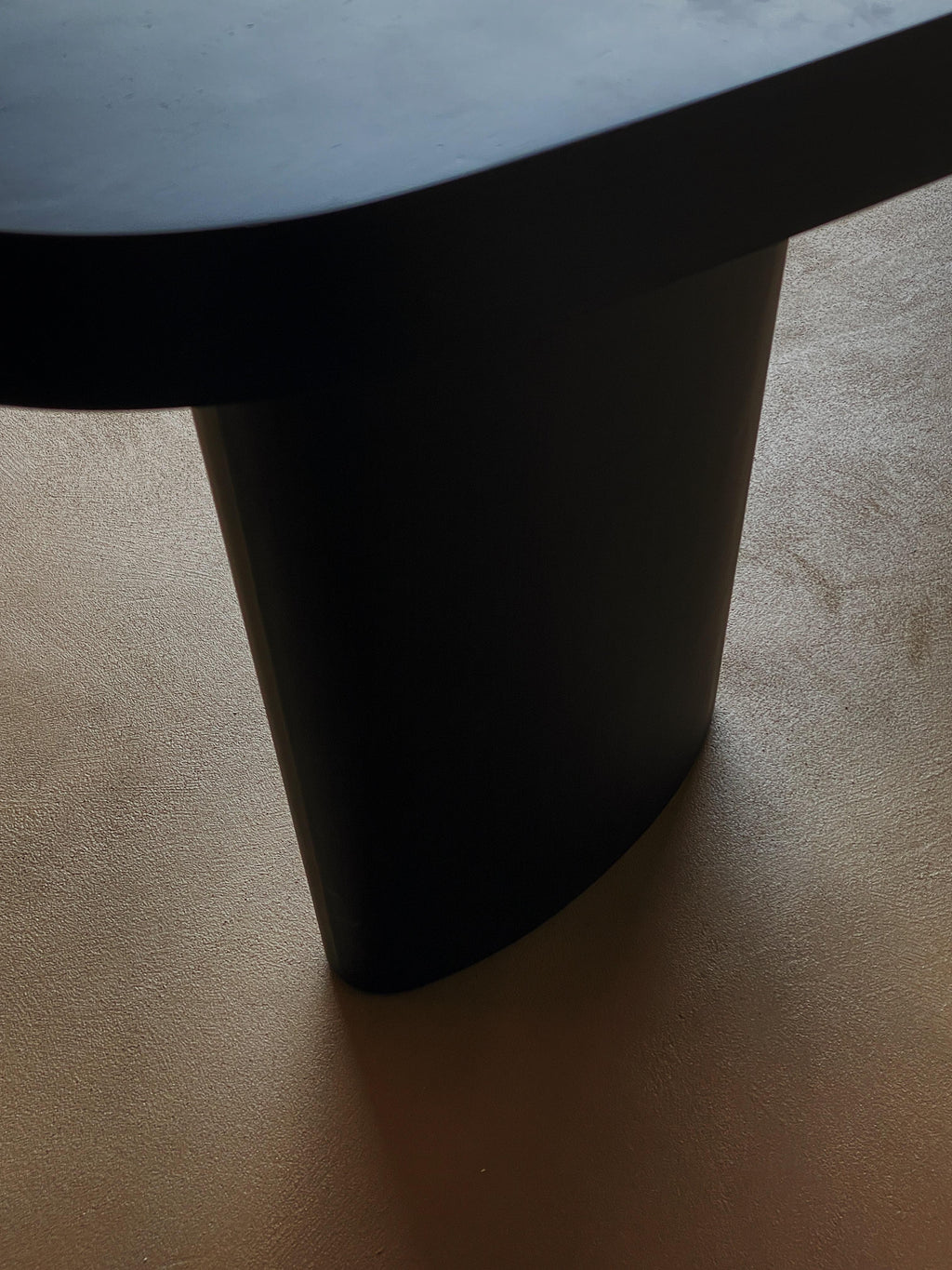 https://a.1stdibscdn.com/oval-dinning-table-by-karstudio-for-sale-picture-4/f_12192/f_327068421676044283161/IMG_2967_master.jpg