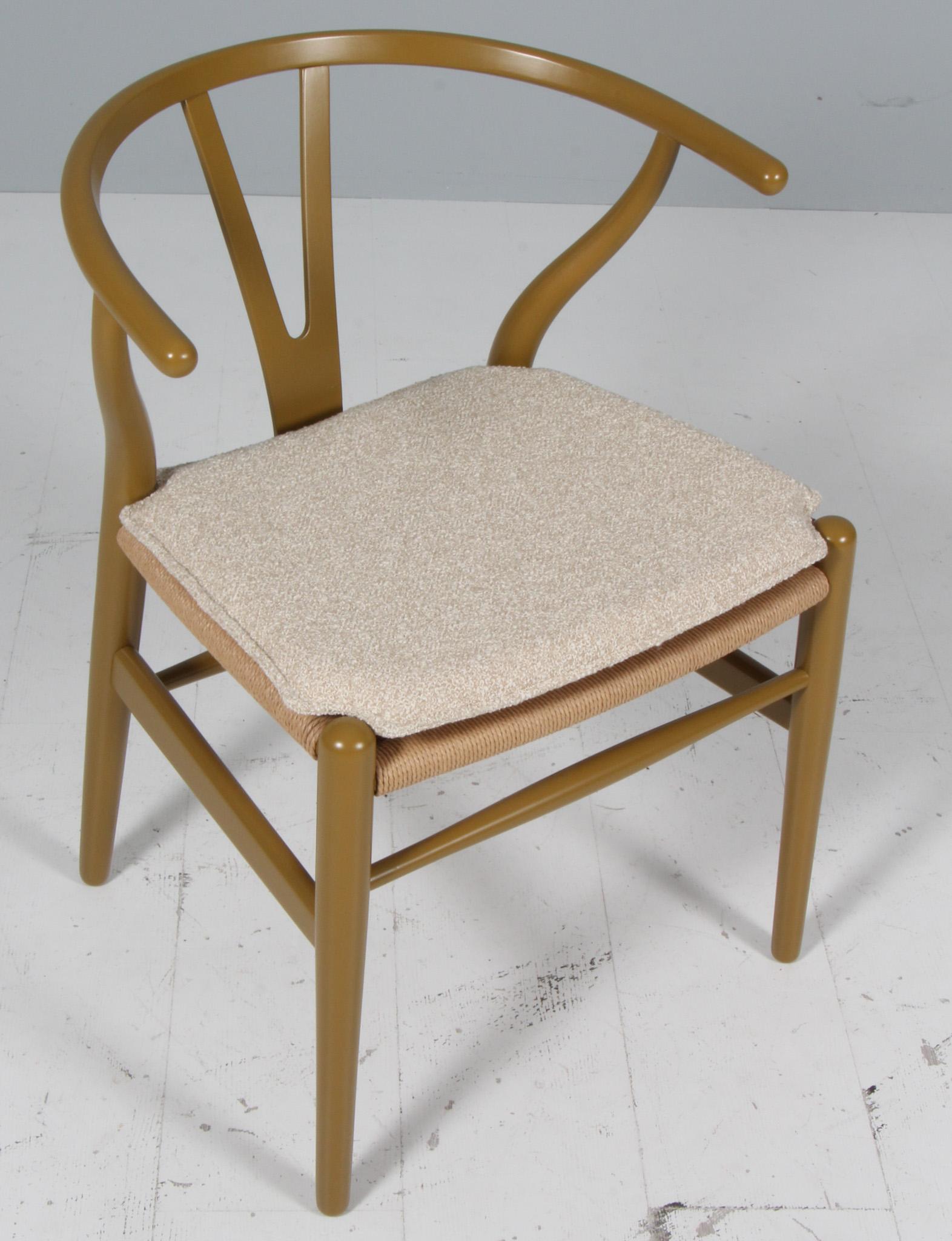 https://a.1stdibscdn.com/hans-j-wegner-cushion-for-wishbone-chair-ch24-for-sale-picture-2/f_42391/f_439605821741528485764/IMG_2968_master.jpg