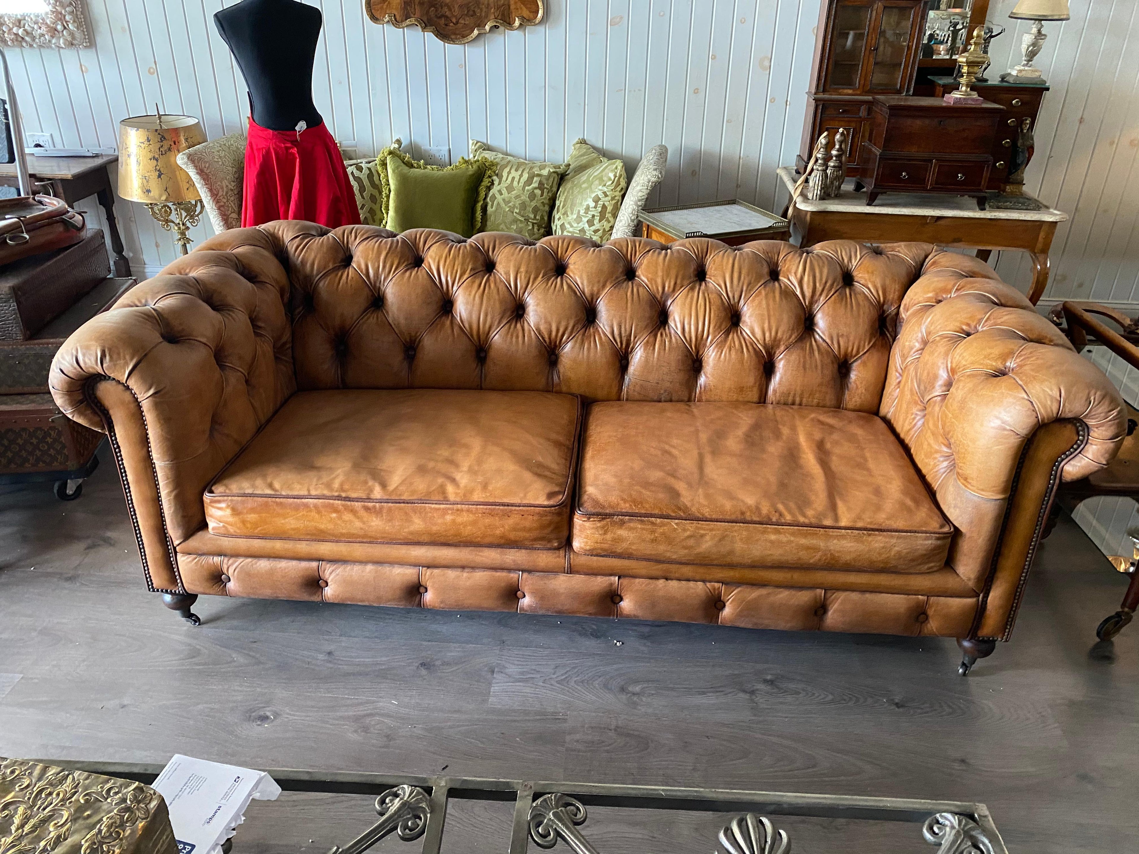 https://a.1stdibscdn.com/one-pair-english-style-leather-chesterfield-great-color-with-a-hand-applied-pat-for-sale-picture-2/f_8199/f_287692121653251669725/IMG_3109_master.jpeg