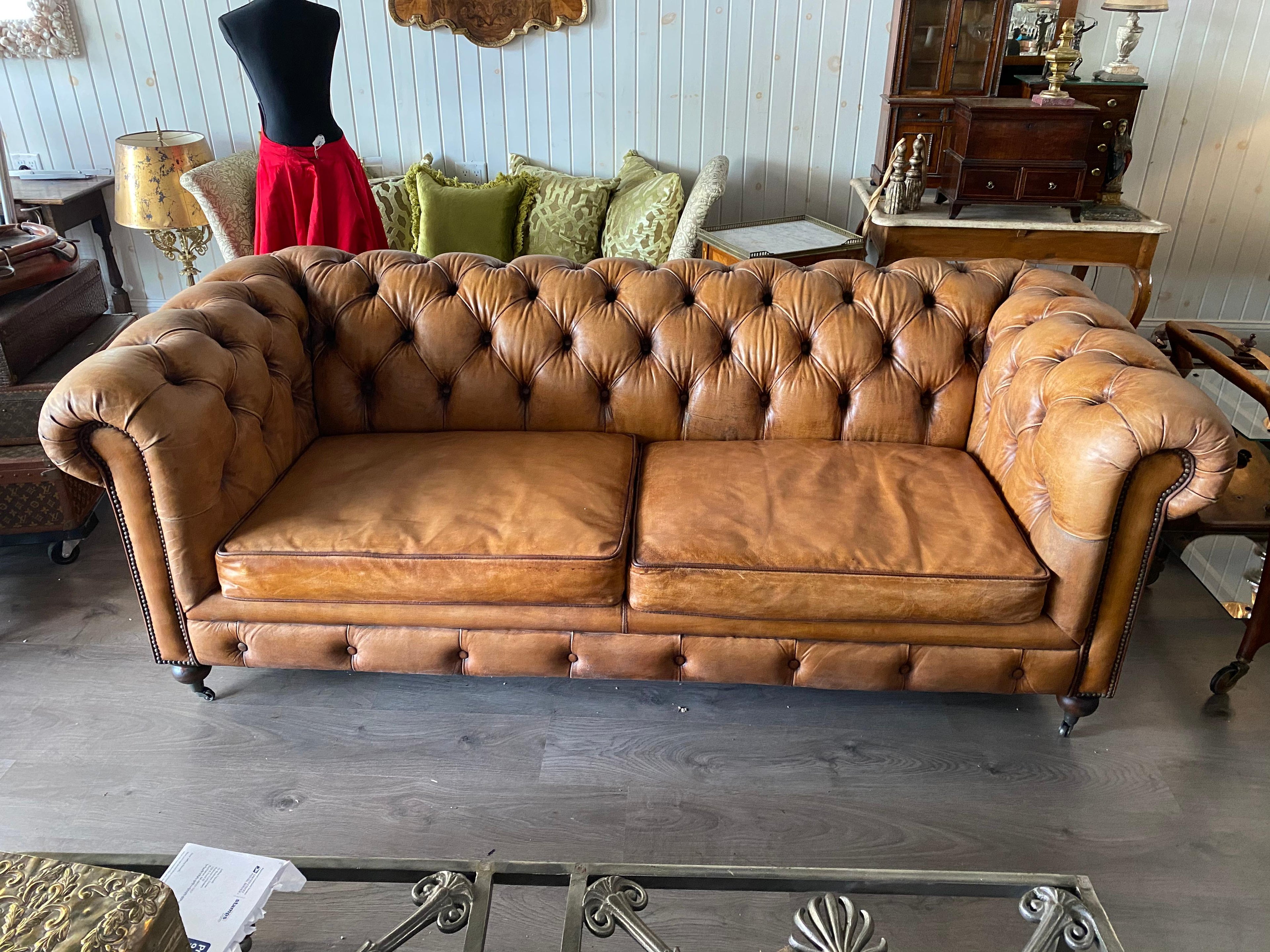 https://a.1stdibscdn.com/one-pair-english-style-leather-chesterfield-great-color-with-a-hand-applied-pat-for-sale-picture-3/f_8199/f_287692121653251686221/IMG_3110_master.jpeg