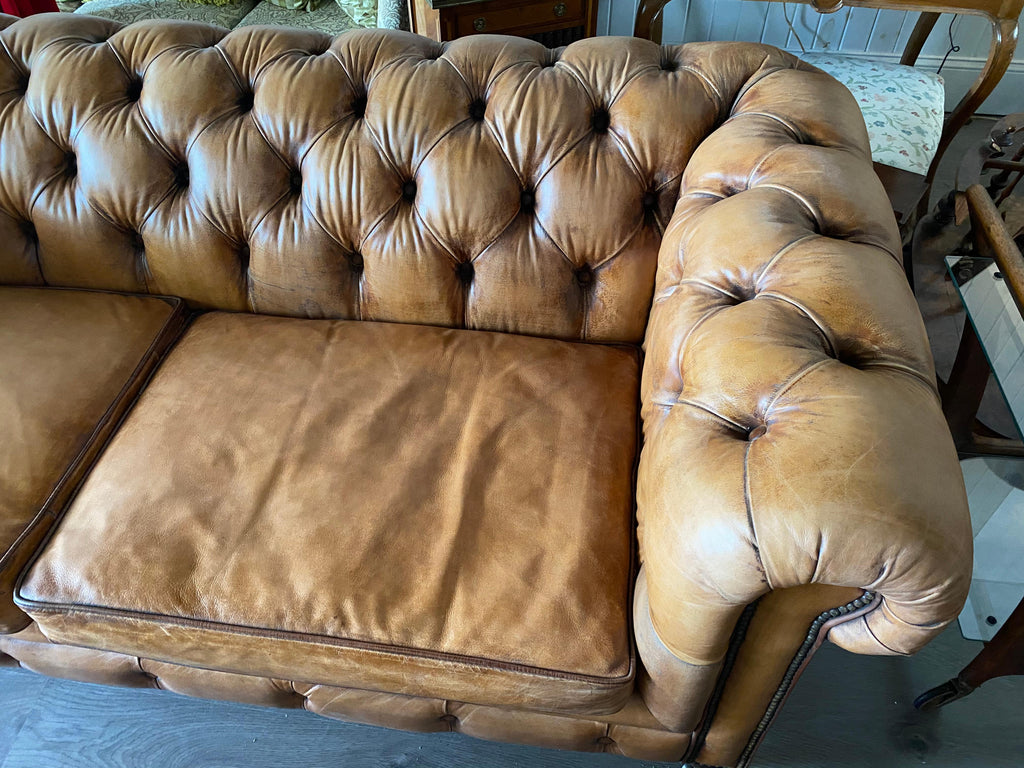 https://a.1stdibscdn.com/one-pair-english-style-leather-chesterfield-great-color-with-a-hand-applied-pat-for-sale-picture-4/f_8199/f_287692121653251701228/IMG_3111_master.jpeg