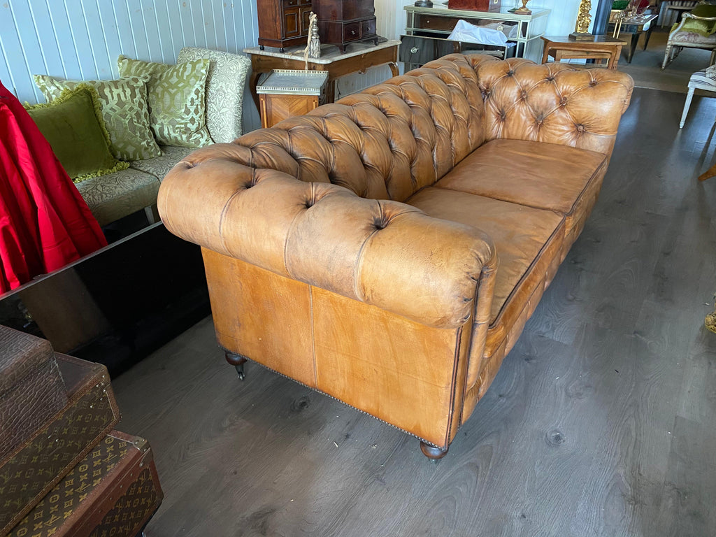 https://a.1stdibscdn.com/one-pair-english-style-leather-chesterfield-great-color-with-a-hand-applied-pat-for-sale-picture-5/f_8199/f_287692121653251715206/IMG_3112_master.jpeg