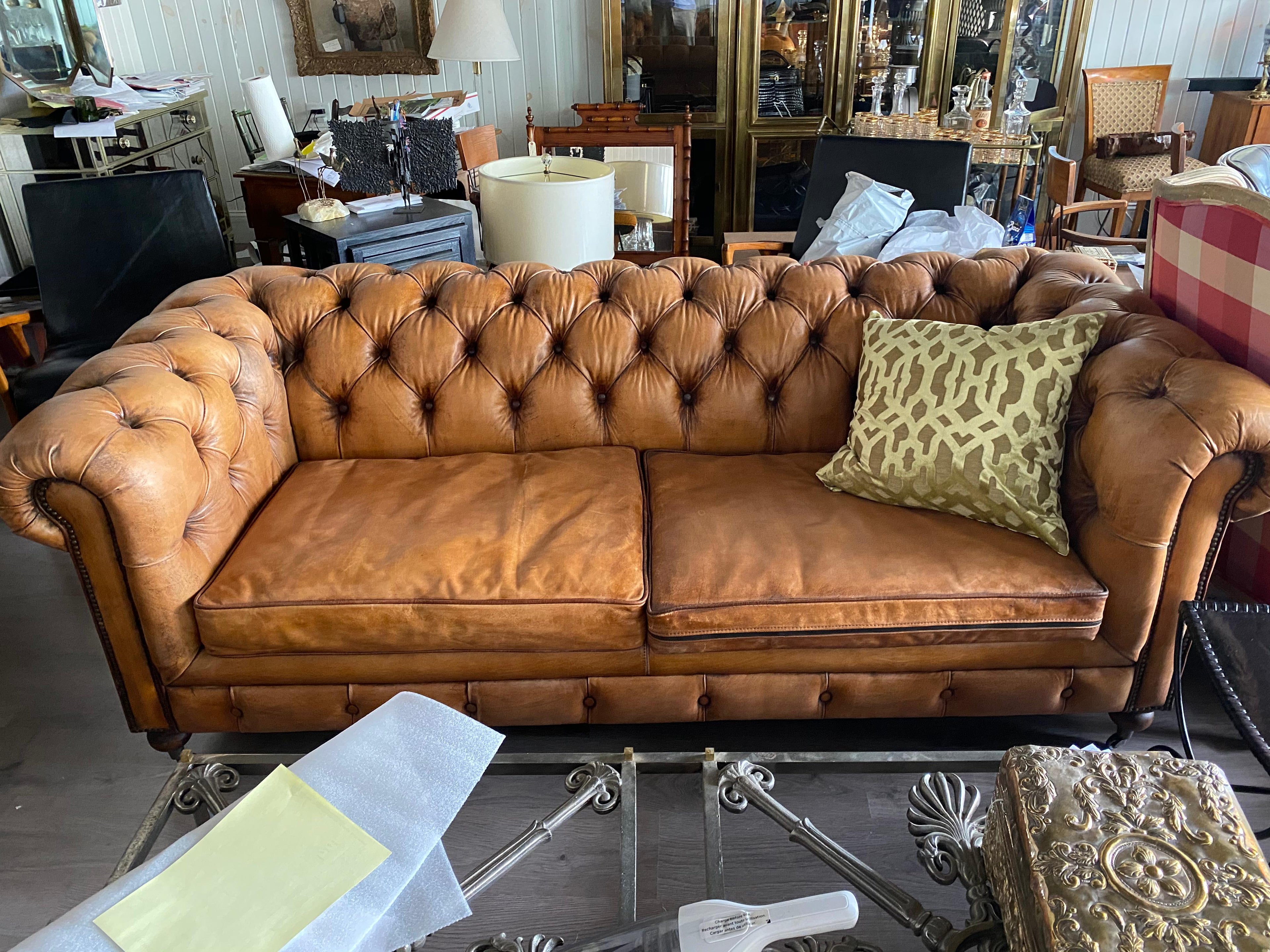 https://a.1stdibscdn.com/one-pair-english-style-leather-chesterfield-great-color-with-a-hand-applied-pat-for-sale-picture-6/f_8199/f_287692121653251732498/IMG_3113_master.jpeg