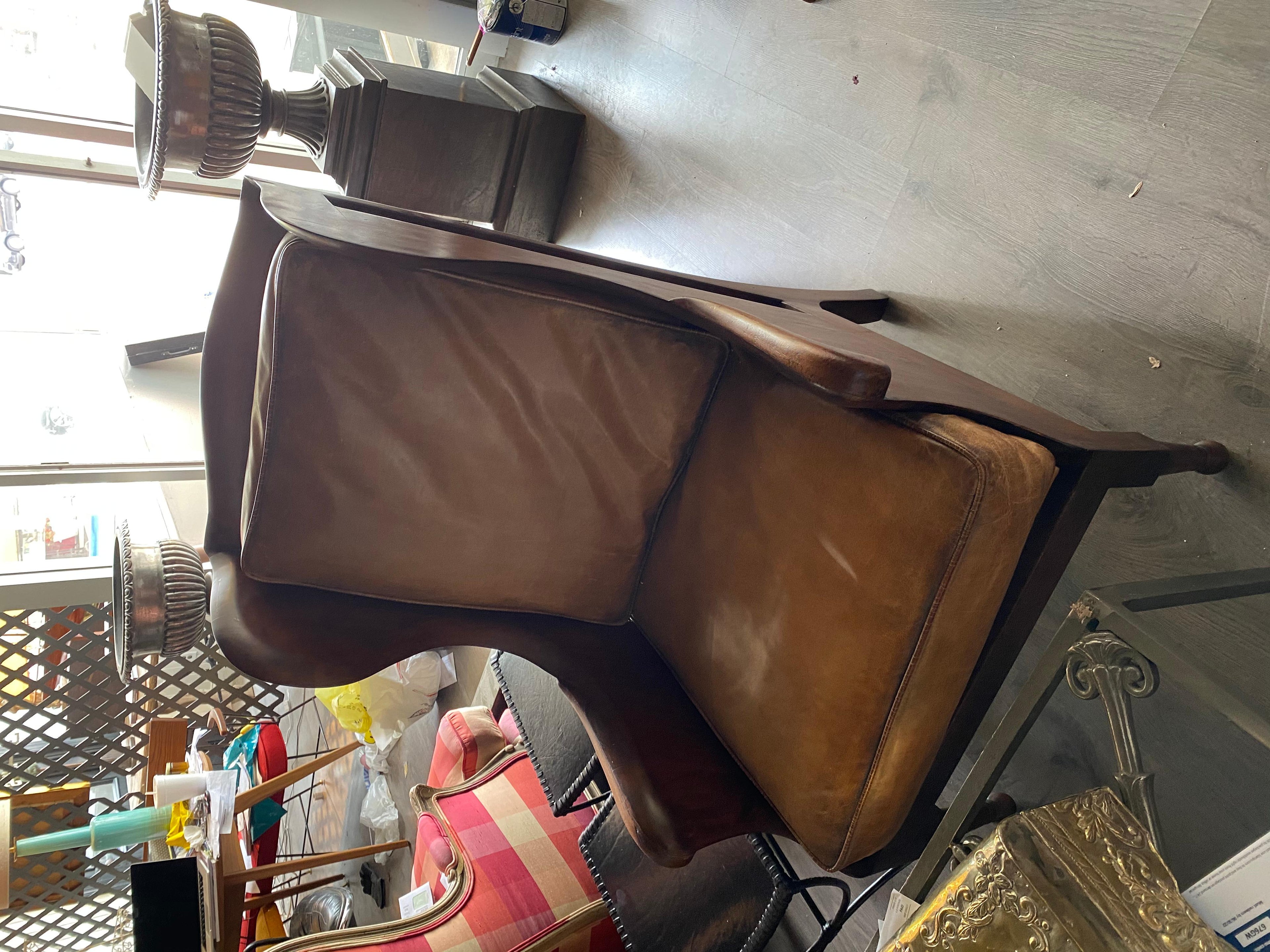 https://a.1stdibscdn.com/one-pair-english-style-leather-chesterfield-great-color-with-a-hand-applied-pat-for-sale-picture-7/f_8199/f_287692121653251746747/IMG_3114_master.jpeg
