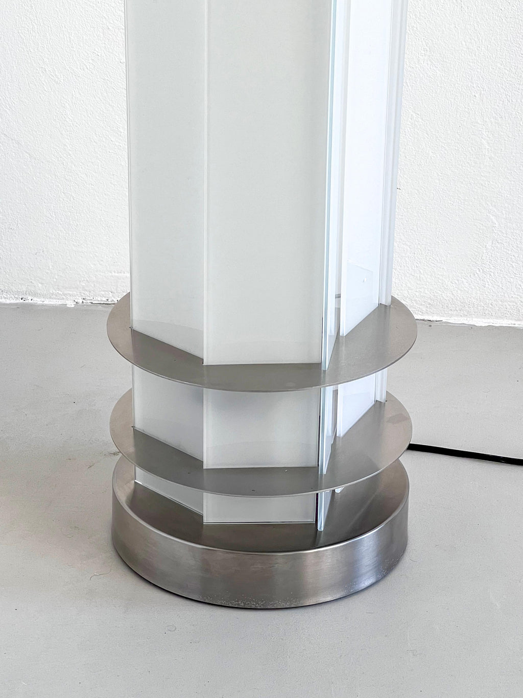 https://a.1stdibscdn.com/fontana-arte-adubai-floor-lamp-steel-and-opaline-glass-blades-matteo-nunziati-for-sale-picture-2/32076752/f_379542921705378281988/IMG_3114_master_master.jpg