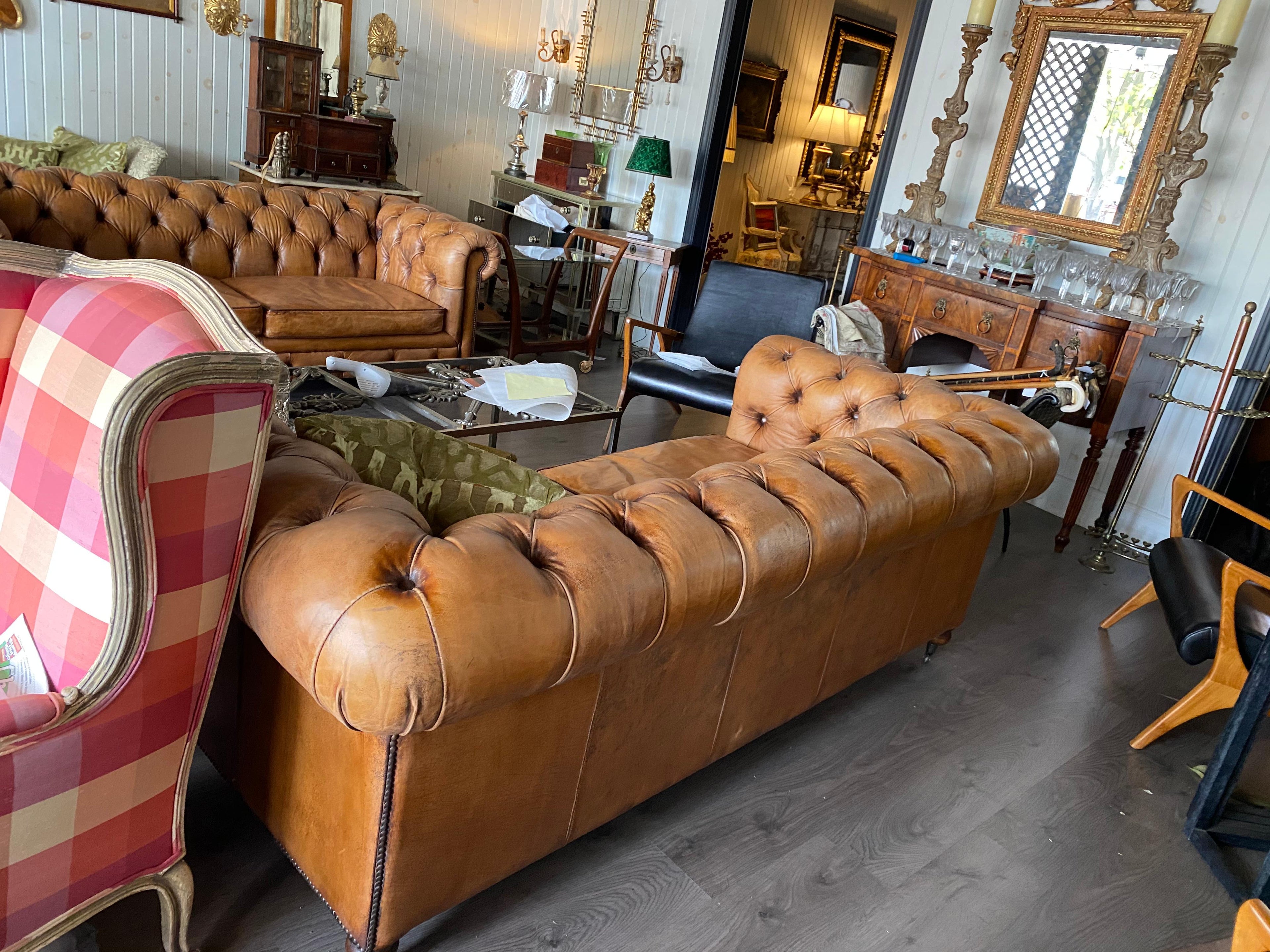 https://a.1stdibscdn.com/one-pair-english-style-leather-chesterfield-great-color-with-a-hand-applied-pat-for-sale-picture-8/f_8199/f_287692121653251765431/IMG_3115_master.jpeg