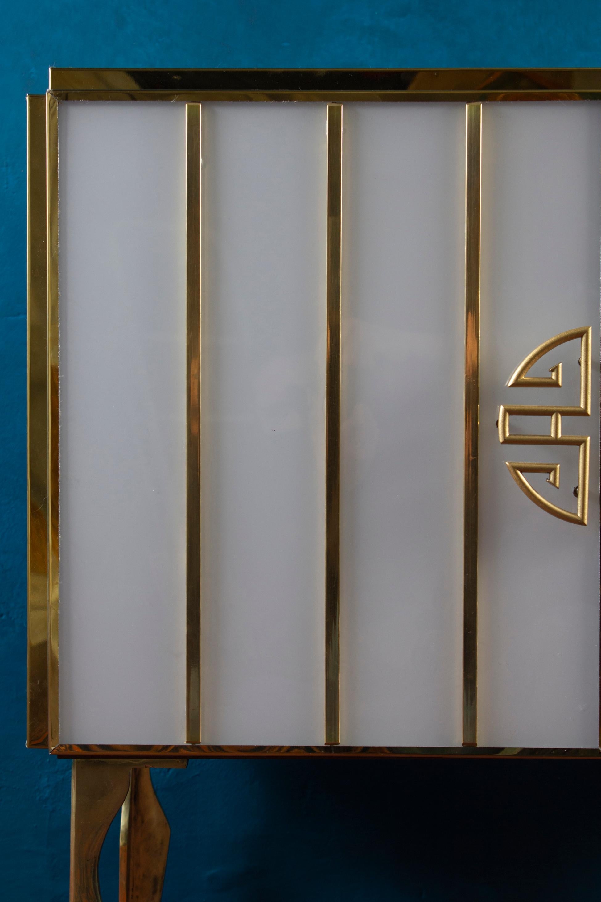 https://a.1stdibscdn.com/midcentury-style-brass-and-colored-murano-glass-bar-cabinet-2020-for-sale-picture-6/f_9859/f_235000421619196487758/IMG_3227_master.jpg