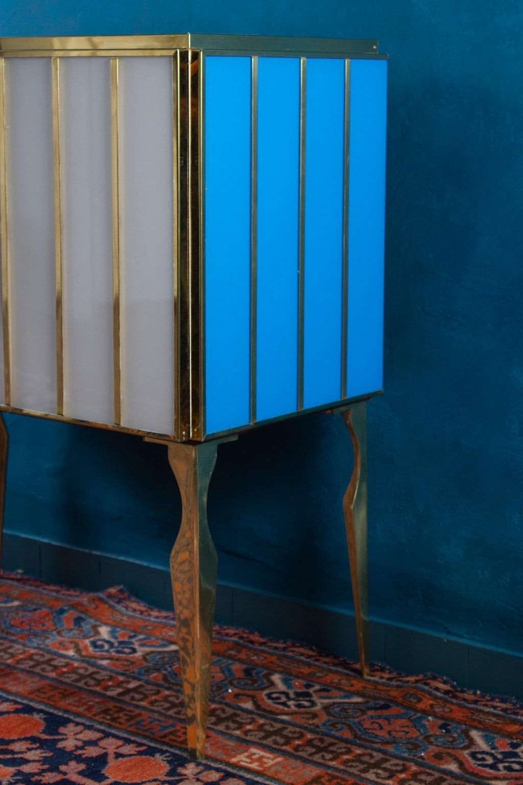 https://a.1stdibscdn.com/midcentury-style-brass-and-colored-murano-glass-bar-cabinet-2020-for-sale-picture-18/f_9859/f_235000421619196484268/IMG_3229_master.jpg
