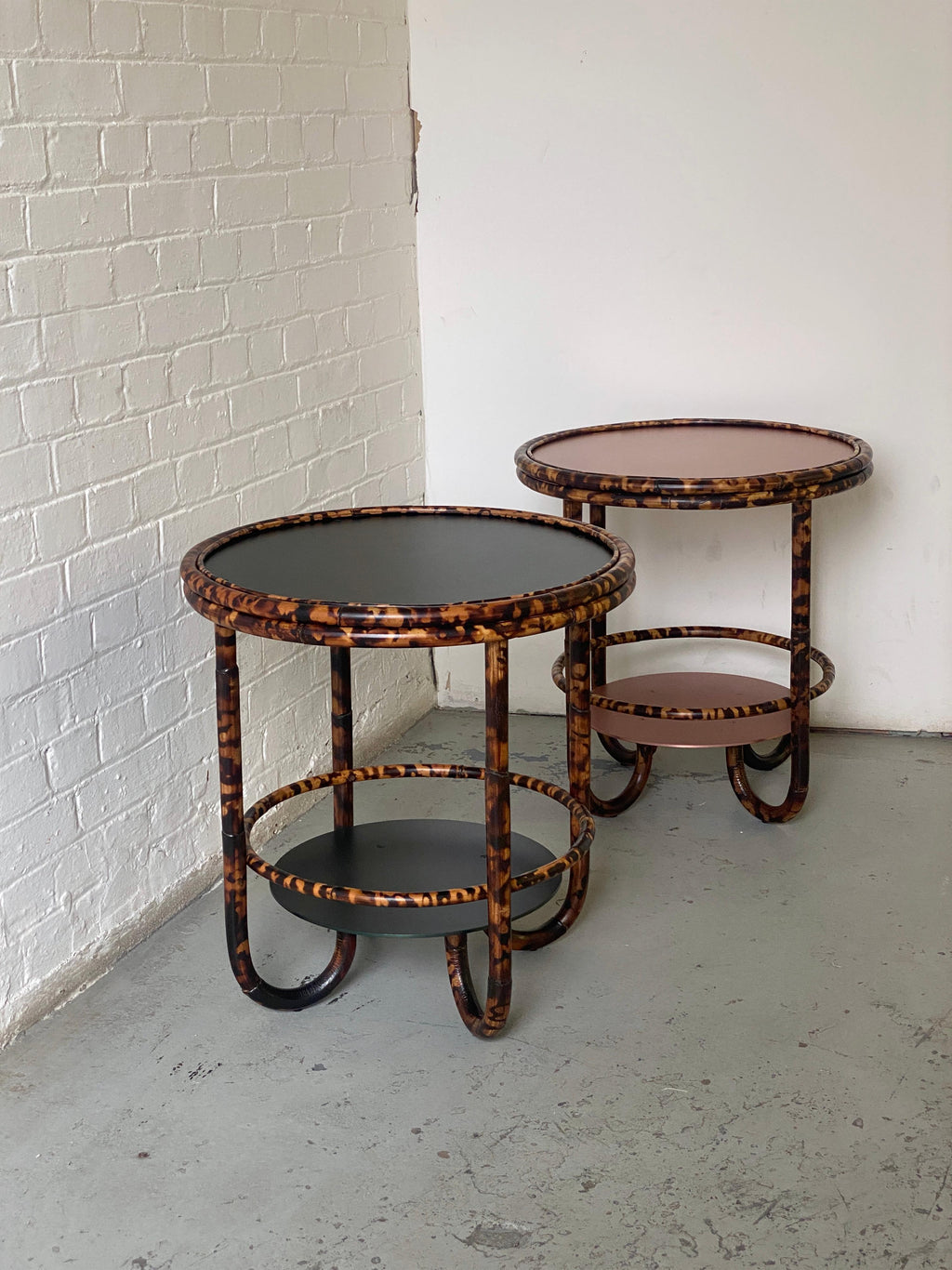 https://a.1stdibscdn.com/tortoise-torched-rattan-and-forest-green-anodised-aluminium-cocktail-table-for-sale-picture-7/f_32763/f_340319321682691470908/IMG_3244_master.JPG