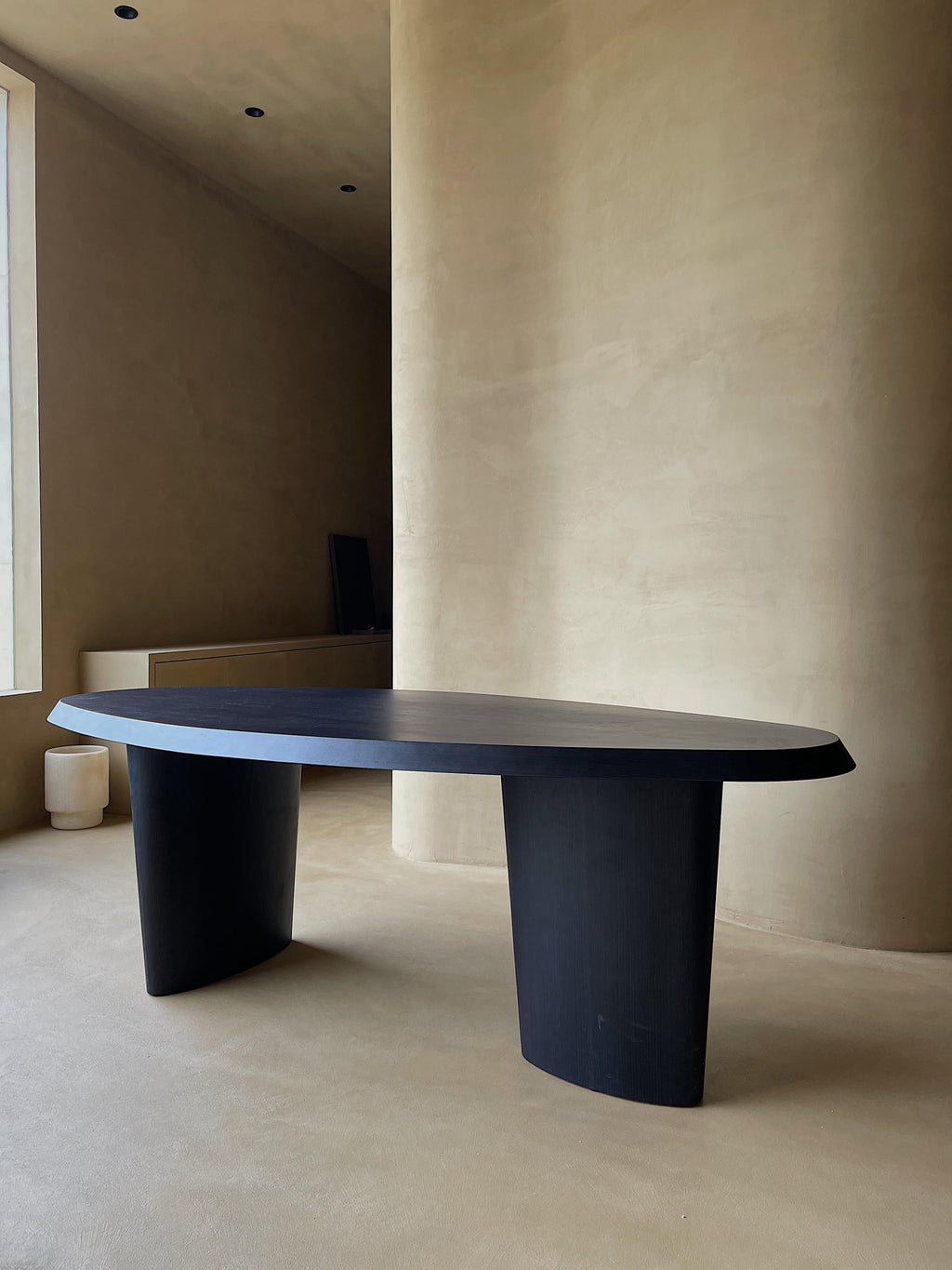 https://a.1stdibscdn.com/oval-dinning-table-by-karstudio-for-sale-picture-5/f_12192/f_327068421676044284014/IMG_3291_master.JPG
