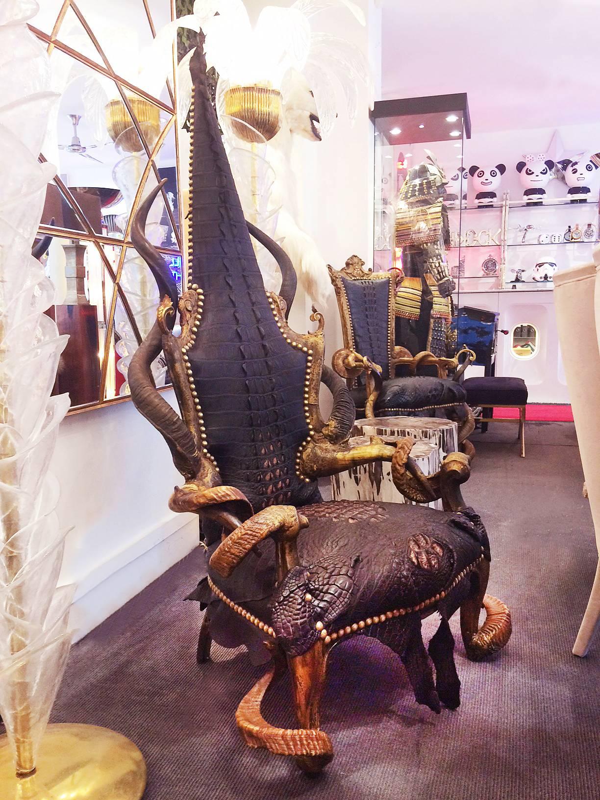 https://a.1stdibscdn.com/crocodile-black-sharp-armchair-with-real-horns-for-sale-picture-3/archivesE/upload/f_14282/1524147261990/IMG_3299_master.JPG