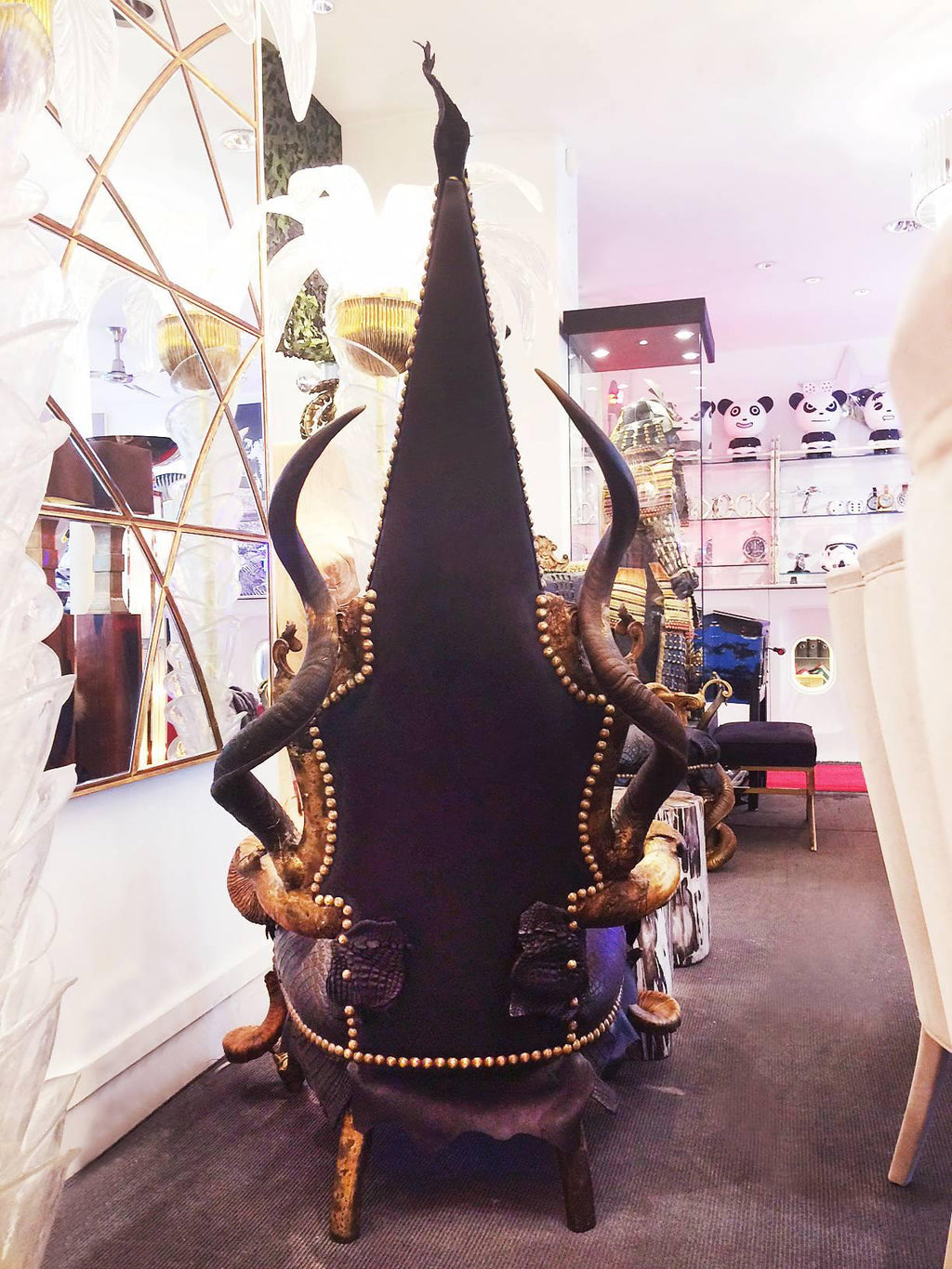https://a.1stdibscdn.com/crocodile-black-sharp-armchair-with-real-horns-for-sale-picture-4/archivesE/upload/f_14282/1524147270161/IMG_3300_master.JPG