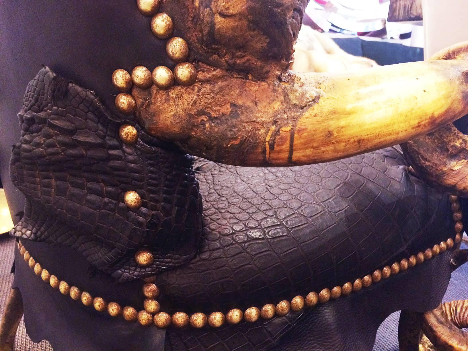 https://a.1stdibscdn.com/crocodile-black-sharp-armchair-with-real-horns-for-sale-picture-9/archivesE/upload/f_14282/1524147263288/IMG_3301_master.JPG