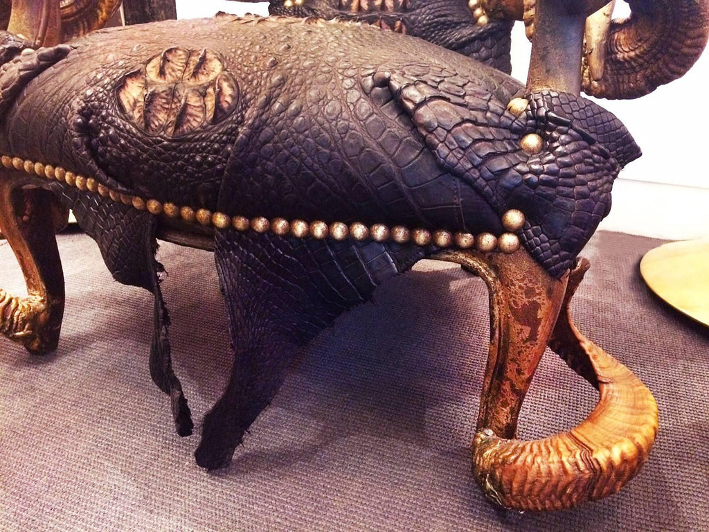 https://a.1stdibscdn.com/crocodile-black-sharp-armchair-with-real-horns-for-sale-picture-8/archivesE/upload/f_14282/1524147268704/IMG_3307_master.JPG