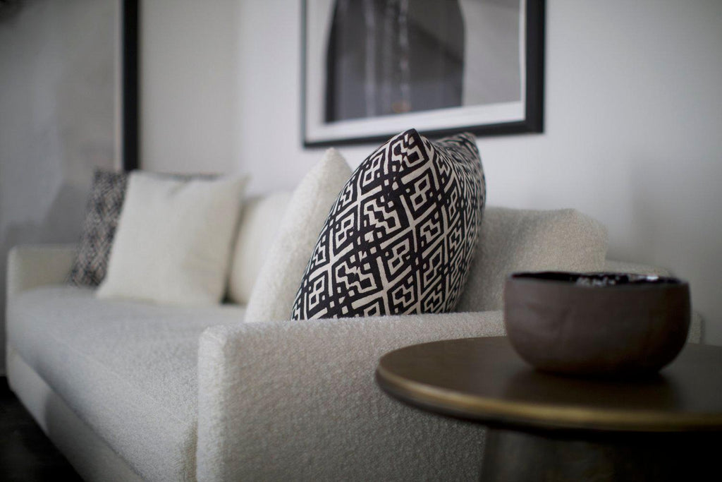 https://a.1stdibscdn.com/alfredo-paredes-obispo-sofa-for-sale-picture-5/f_96132/f_402332721718742292351/IMG_3332_master.jpg