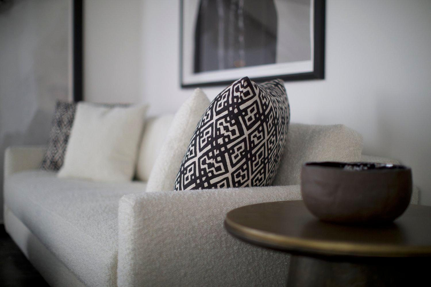 https://a.1stdibscdn.com/alfredo-paredes-obispo-sofa-for-sale-picture-5/f_96132/f_402332721718742292351/IMG_3332_master.jpg