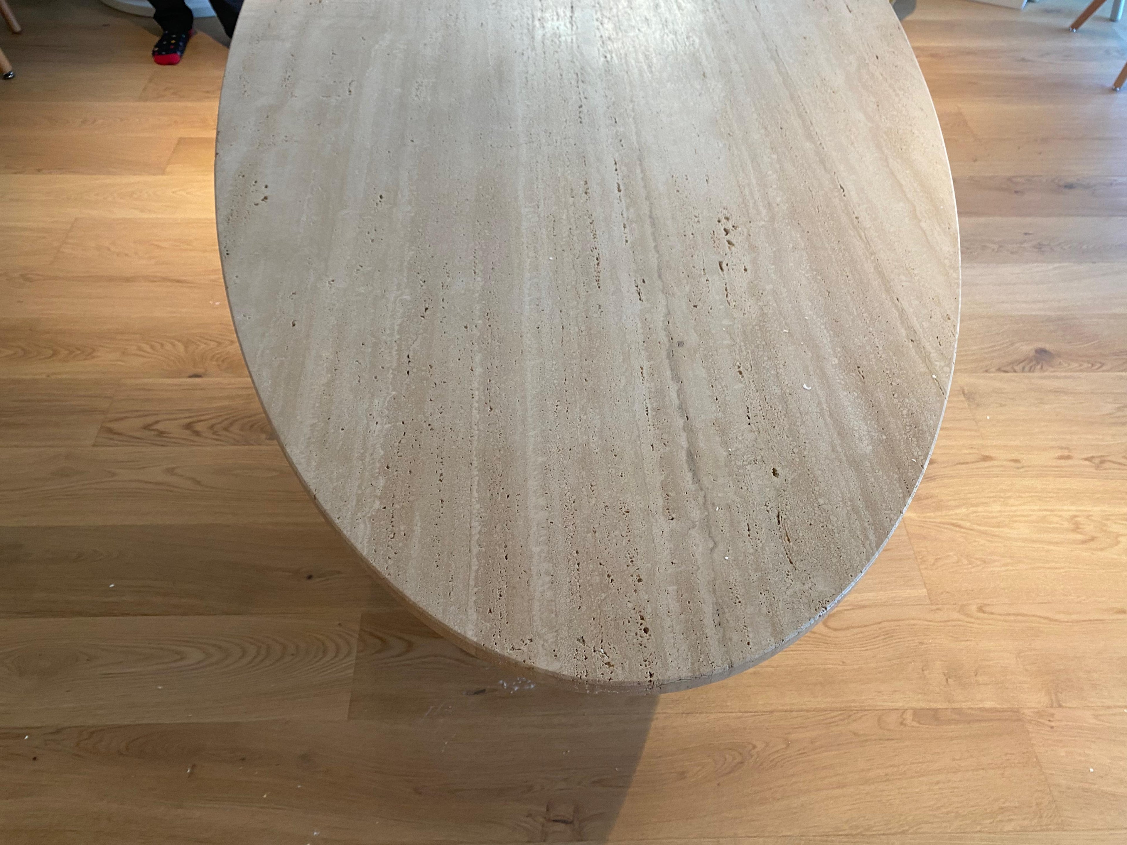 https://a.1stdibscdn.com/bespoke-italian-travertine-oval-dining-table-for-sale-picture-14/f_47872/f_452299121748527630564/IMG_3399_master.jpeg