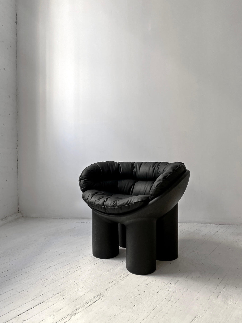 https://a.1stdibscdn.com/roly-poly-armchair-in-black-by-faye-toogood-with-aniline-leather-cushions-for-sale-picture-2/f_16392/f_272762521647132950109/IMG_3484_master.jpg