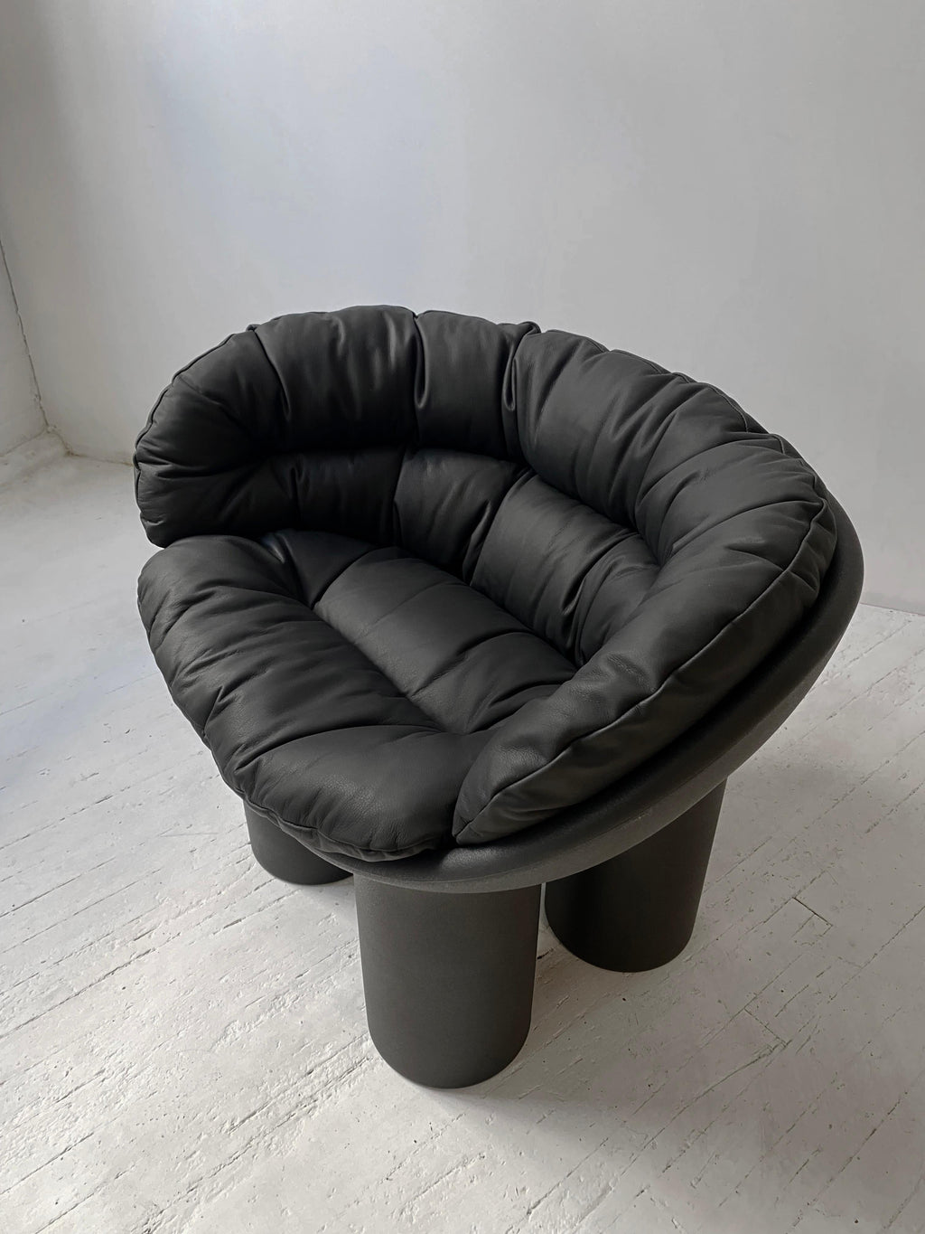 https://a.1stdibscdn.com/roly-poly-armchair-in-black-by-faye-toogood-with-aniline-leather-cushions-for-sale-picture-5/f_16392/f_272762521647133016207/IMG_3485_master.jpg