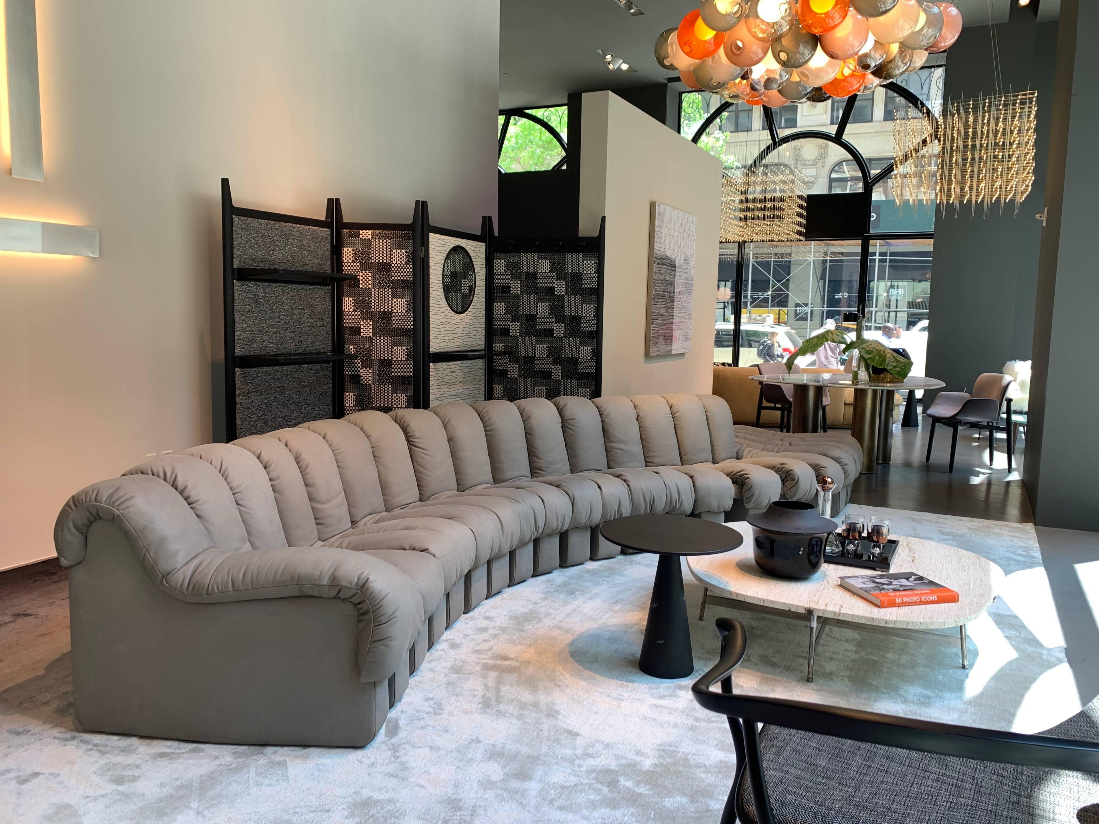 https://a.1stdibscdn.com/de-sede-ds-600-non-stop-shape-modular-sofa-in-white-leather-for-sale-picture-12/f_16392/f_484480121769097112252/IMG_3584_master.jpg