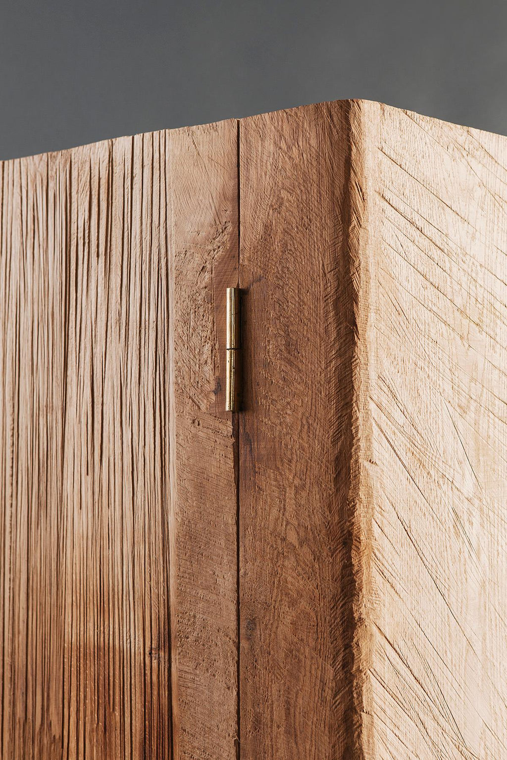 https://a.1stdibscdn.com/contemporary-brutalist-style-wardrobe-in-solid-oak-and-linseed-oil-for-sale-picture-2/f_31233/f_135075921548882899020/IMG_3657_master.jpg