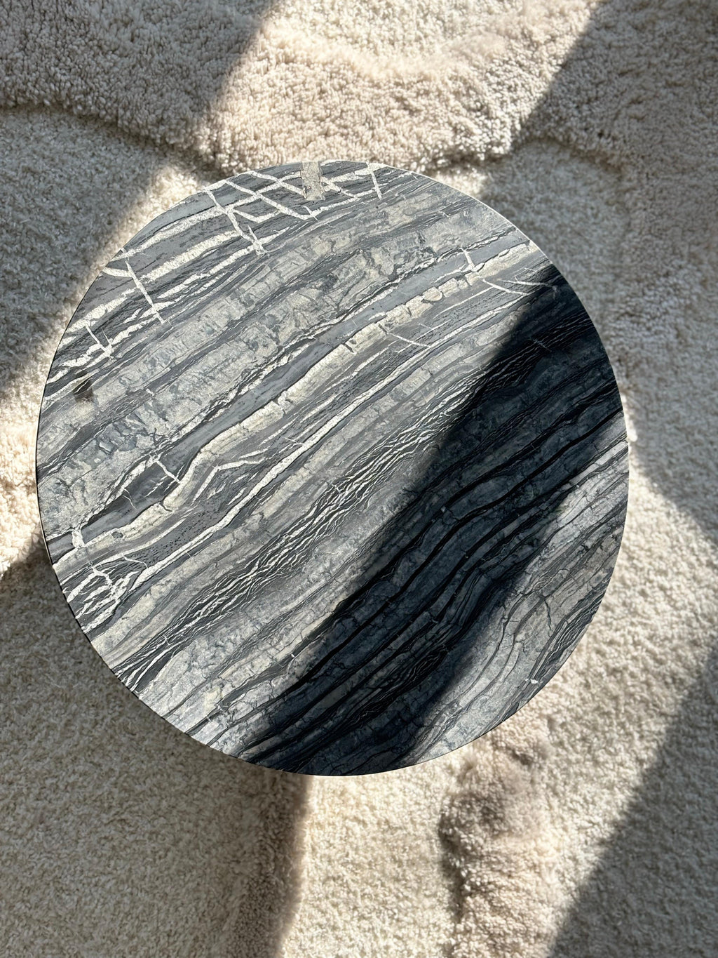 https://a.1stdibscdn.com/luxury-marble-kenya-black-round-coffee-table-made-in-italy-for-sale-picture-3/f_80972/f_400542921717658207576/IMG_3670_master.jpeg