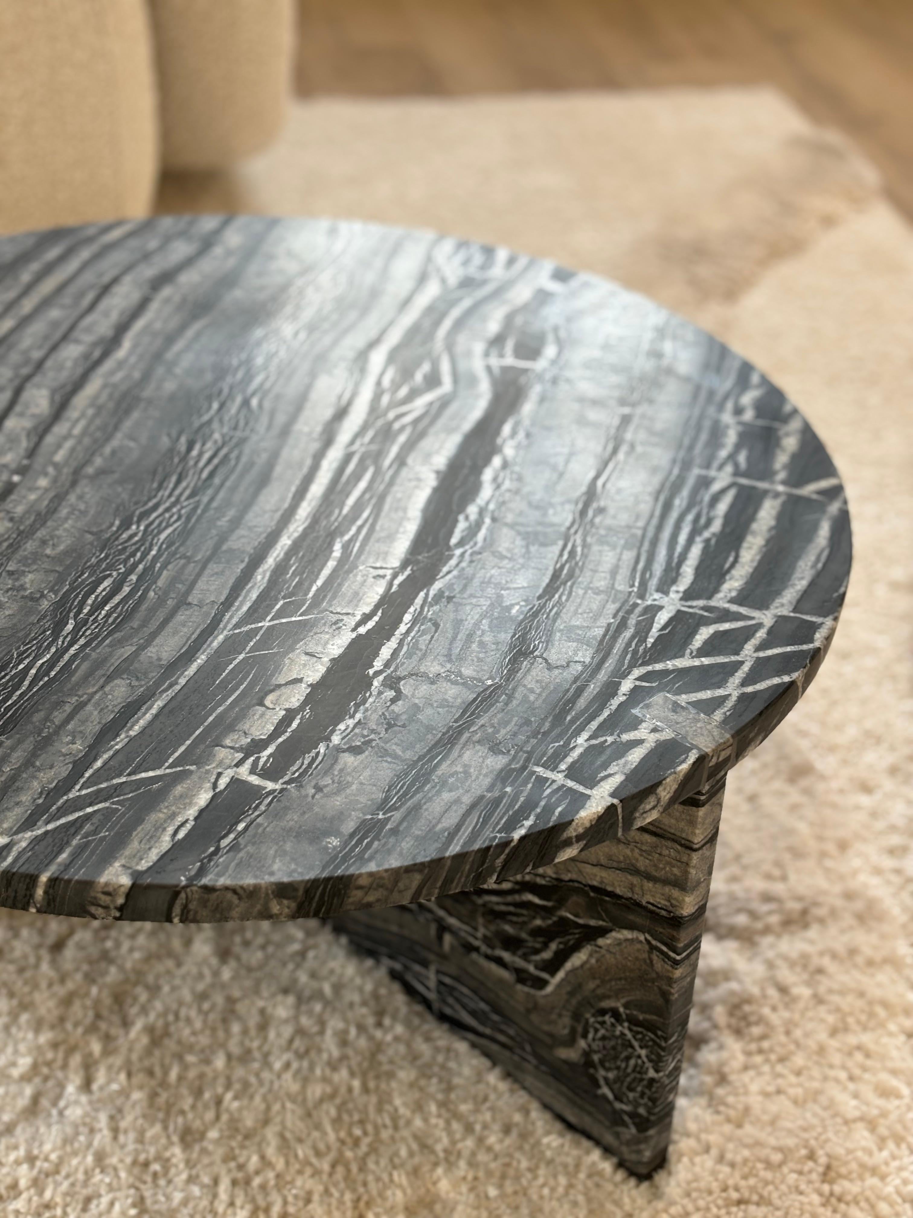 https://a.1stdibscdn.com/luxury-marble-kenya-black-round-coffee-table-made-in-italy-for-sale-picture-4/f_80972/f_400542921717658208358/IMG_3681_master.jpeg