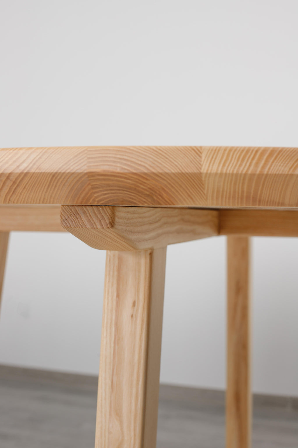 https://a.1stdibscdn.com/modern-ash-solid-wood-round-dining-table-for-sale-picture-3/f_82682/f_401514221718207241436/IMG_3713_master.jpg