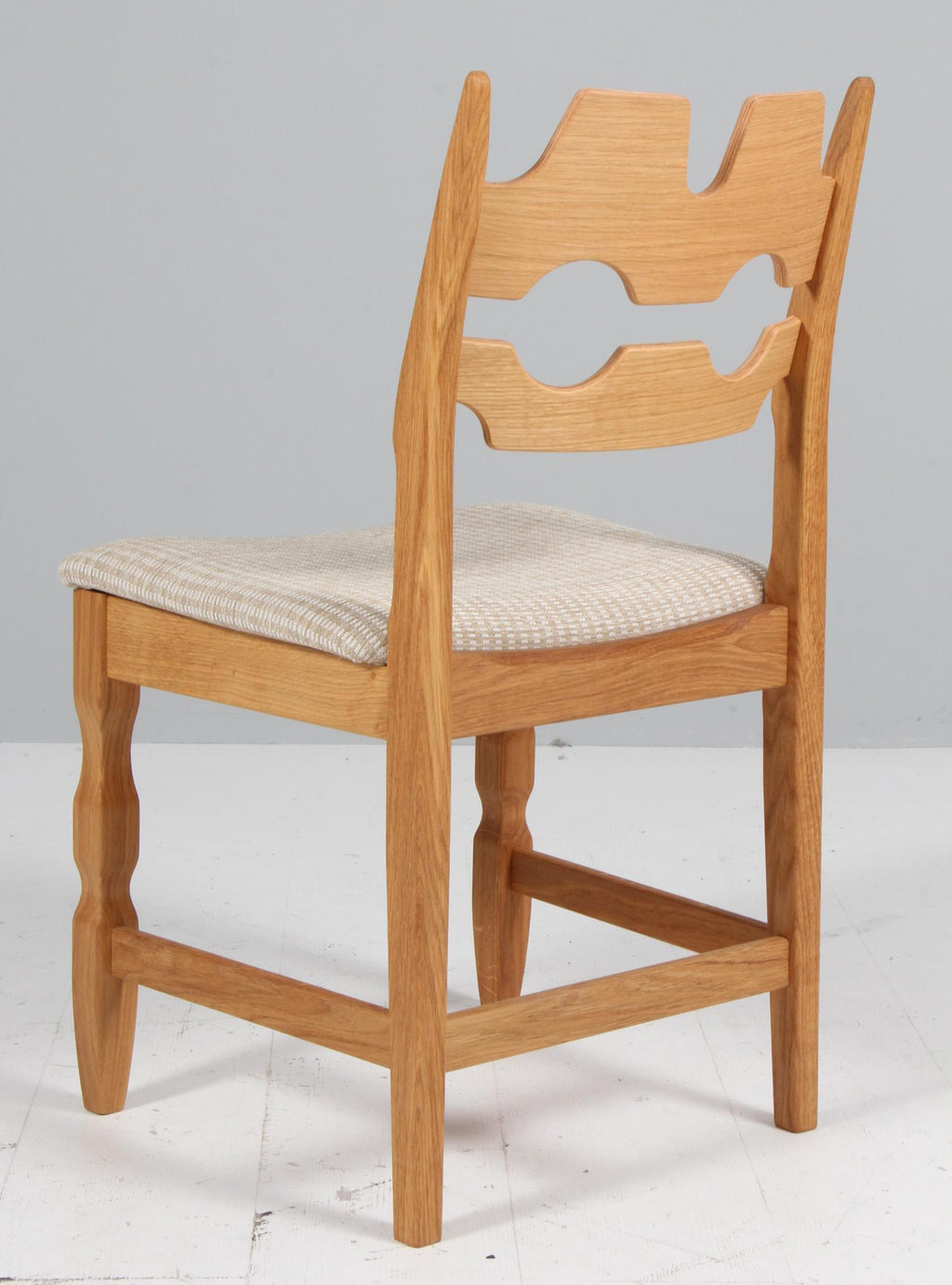 https://a.1stdibscdn.com/dining-chairs-by-henning-kjaernulf-model-razorblade-denmark-oak-for-sale-picture-7/f_42391/f_448665821746263385935/IMG_3820_master.jpg