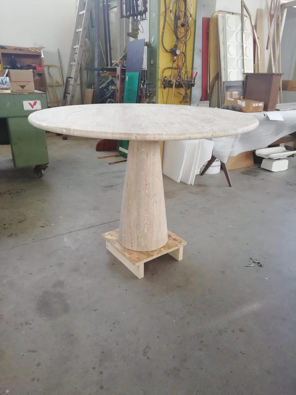 https://a.1stdibscdn.com/bespoke-round-italian-travertine-dining-table-for-sale-picture-2/f_47872/f_203186621634724472307/IMG_3875_master.jpeg