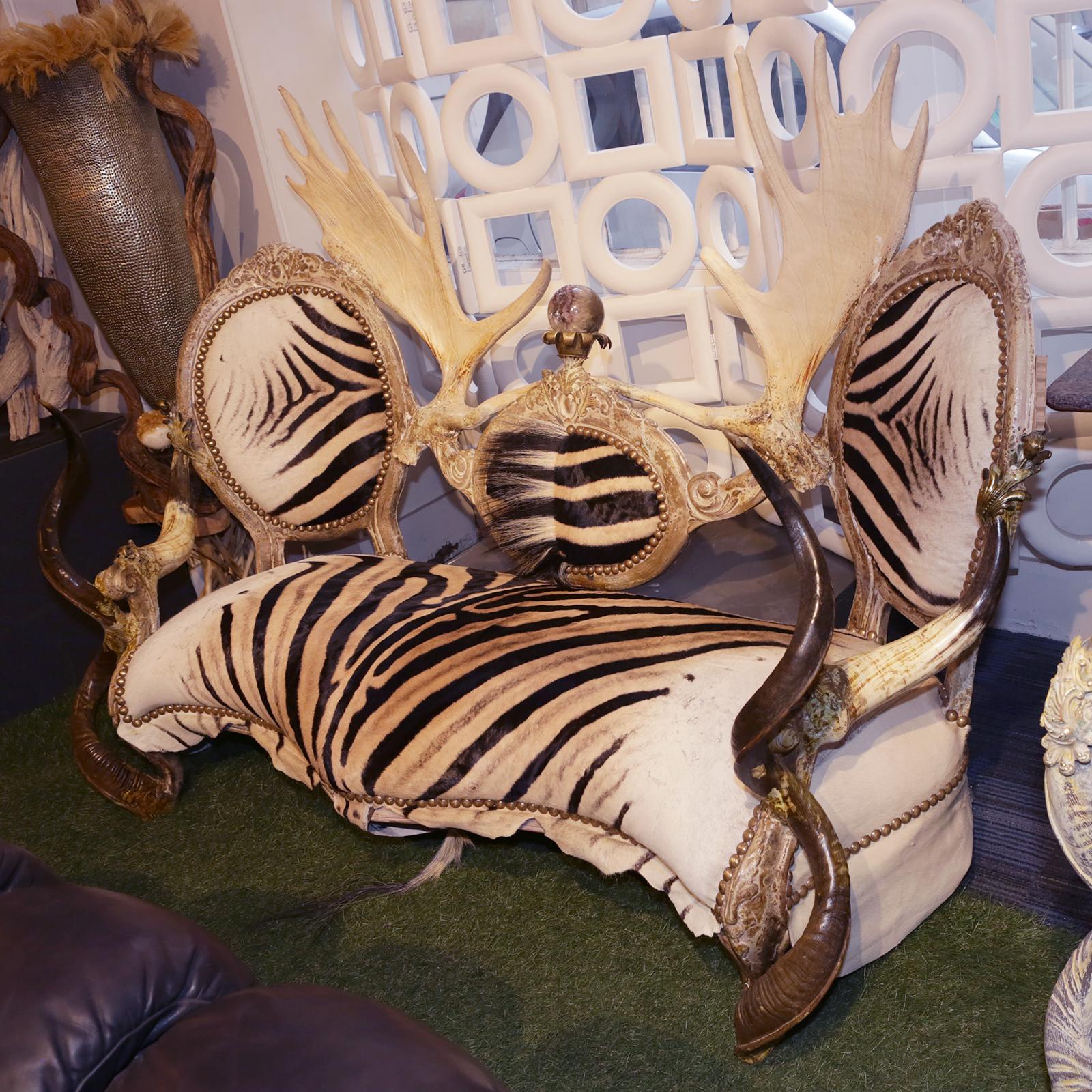 https://a.1stdibscdn.com/zebra-with-medaillons-sofa-for-sale-picture-2/f_14282/1563983427114/IMG_3937_master.JPG