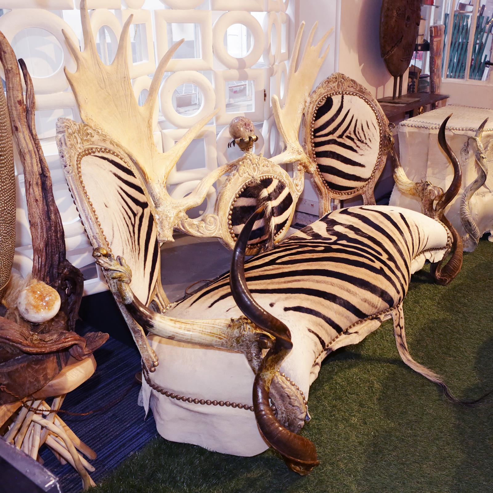https://a.1stdibscdn.com/zebra-with-medaillons-sofa-for-sale-picture-3/f_14282/1563983428391/IMG_3940_master.JPG