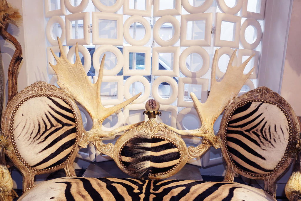 https://a.1stdibscdn.com/zebra-with-medaillons-sofa-for-sale-picture-4/f_14282/1563983431348/IMG_3943_master.JPG