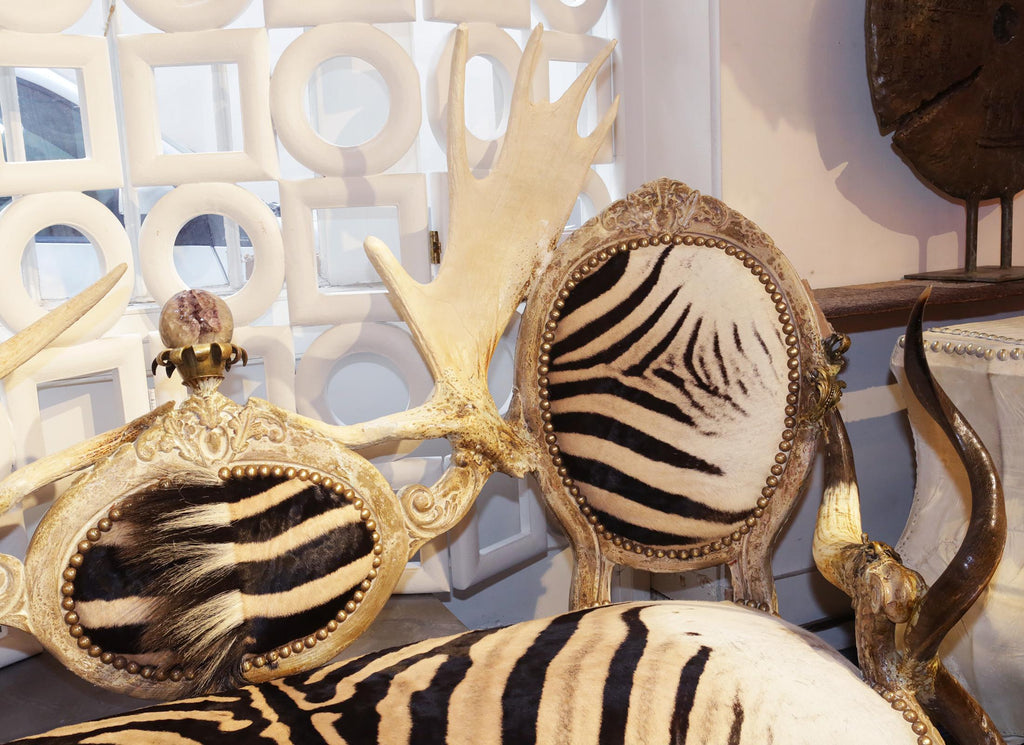 https://a.1stdibscdn.com/zebra-with-medaillons-sofa-for-sale-picture-5/f_14282/1563983435587/IMG_3944_master.JPG