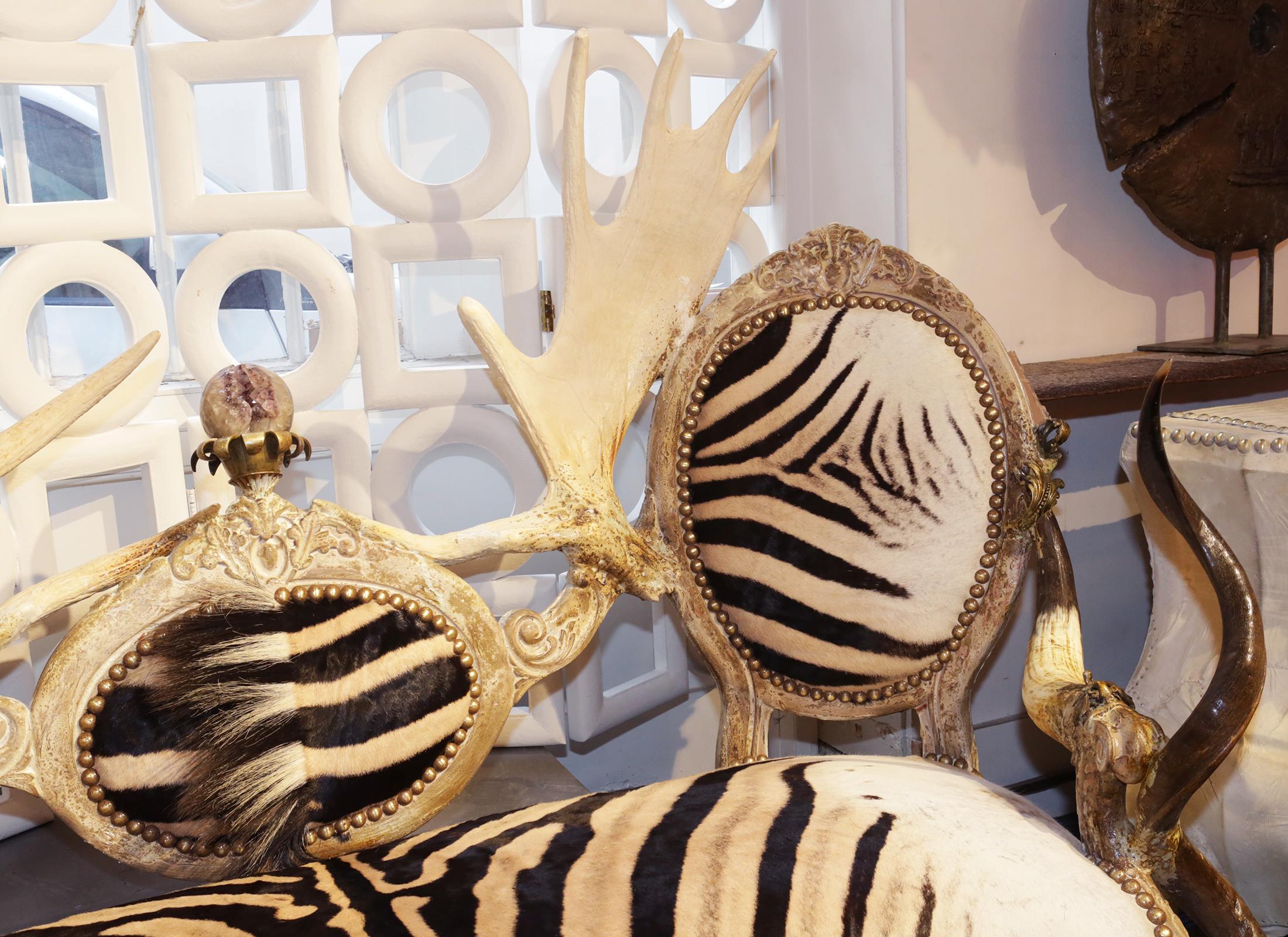 https://a.1stdibscdn.com/zebra-with-medaillons-sofa-for-sale-picture-5/f_14282/1563983435587/IMG_3944_master.JPG