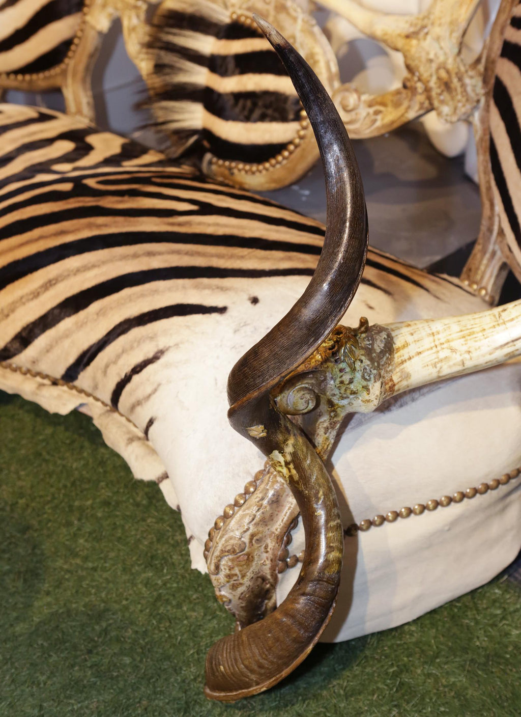 https://a.1stdibscdn.com/zebra-with-medaillons-sofa-for-sale-picture-11/f_14282/1563983436768/IMG_3956_master.JPG