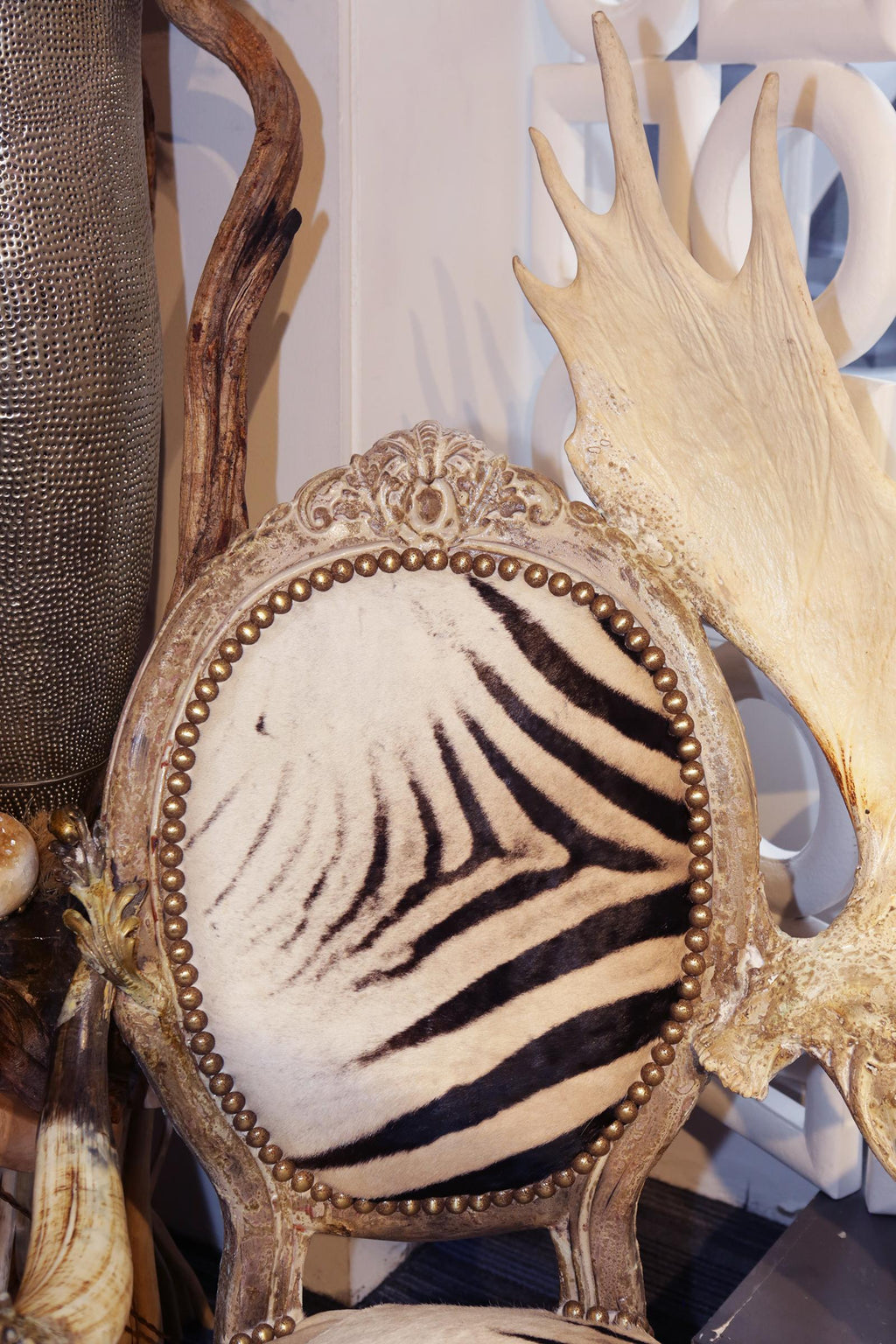 https://a.1stdibscdn.com/zebra-with-medaillons-sofa-for-sale-picture-7/f_14282/1563983444068/IMG_3965_master.JPG