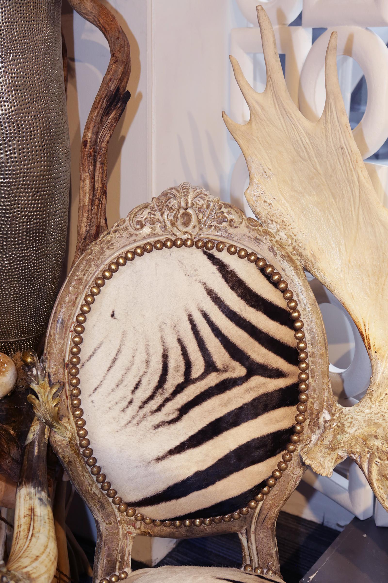 https://a.1stdibscdn.com/zebra-with-medaillons-sofa-for-sale-picture-7/f_14282/1563983444068/IMG_3965_master.JPG