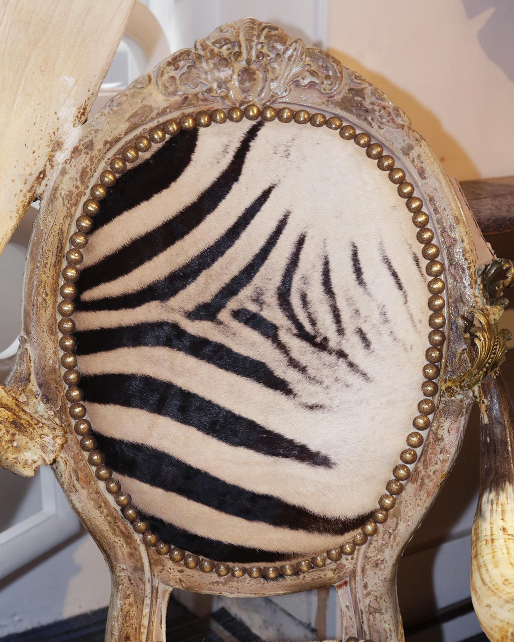 https://a.1stdibscdn.com/zebra-with-medaillons-sofa-for-sale-picture-9/f_14282/1563983445465/IMG_3966_master.JPG