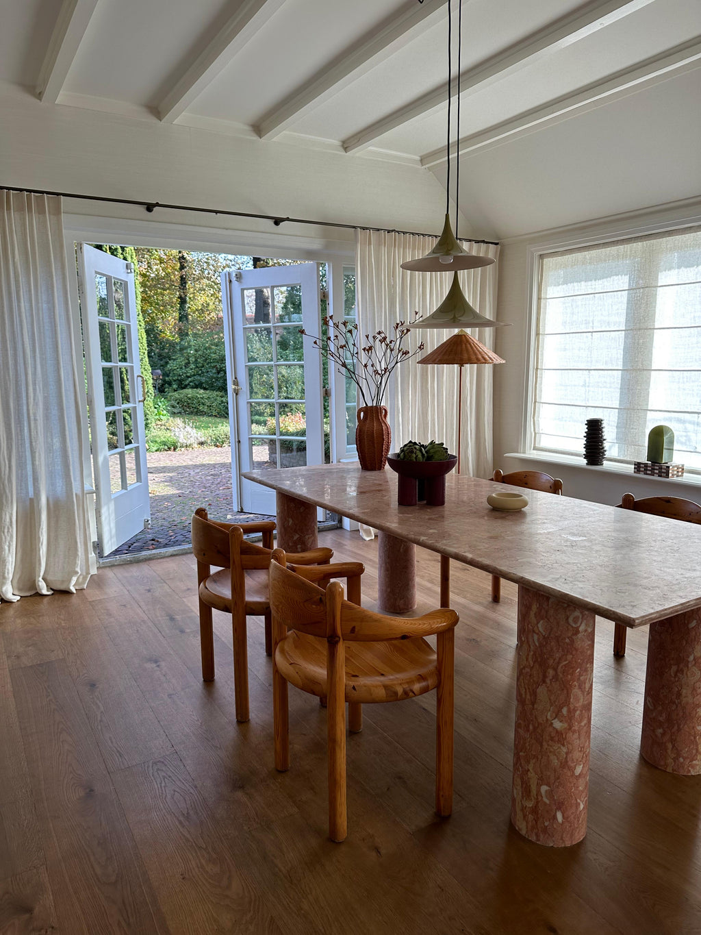https://a.1stdibscdn.com/large-bellini-style-rectangle-dining-table-in-coral-portuguese-travertine-for-sale-picture-4/f_80522/f_324216321700097281305/IMG_3999_master.jpg
