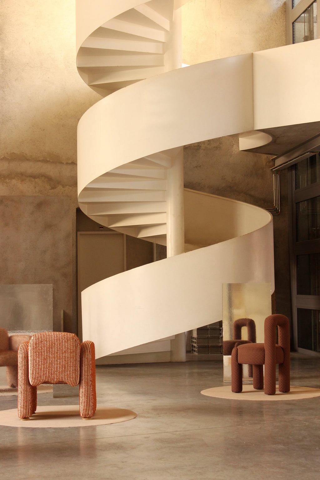 https://a.1stdibscdn.com/dooq-new-organic-modernist-cindy-chair-with-arms-for-sale-picture-9/f_54242/f_400363021743523243965/IMG_4143_master.jpg
