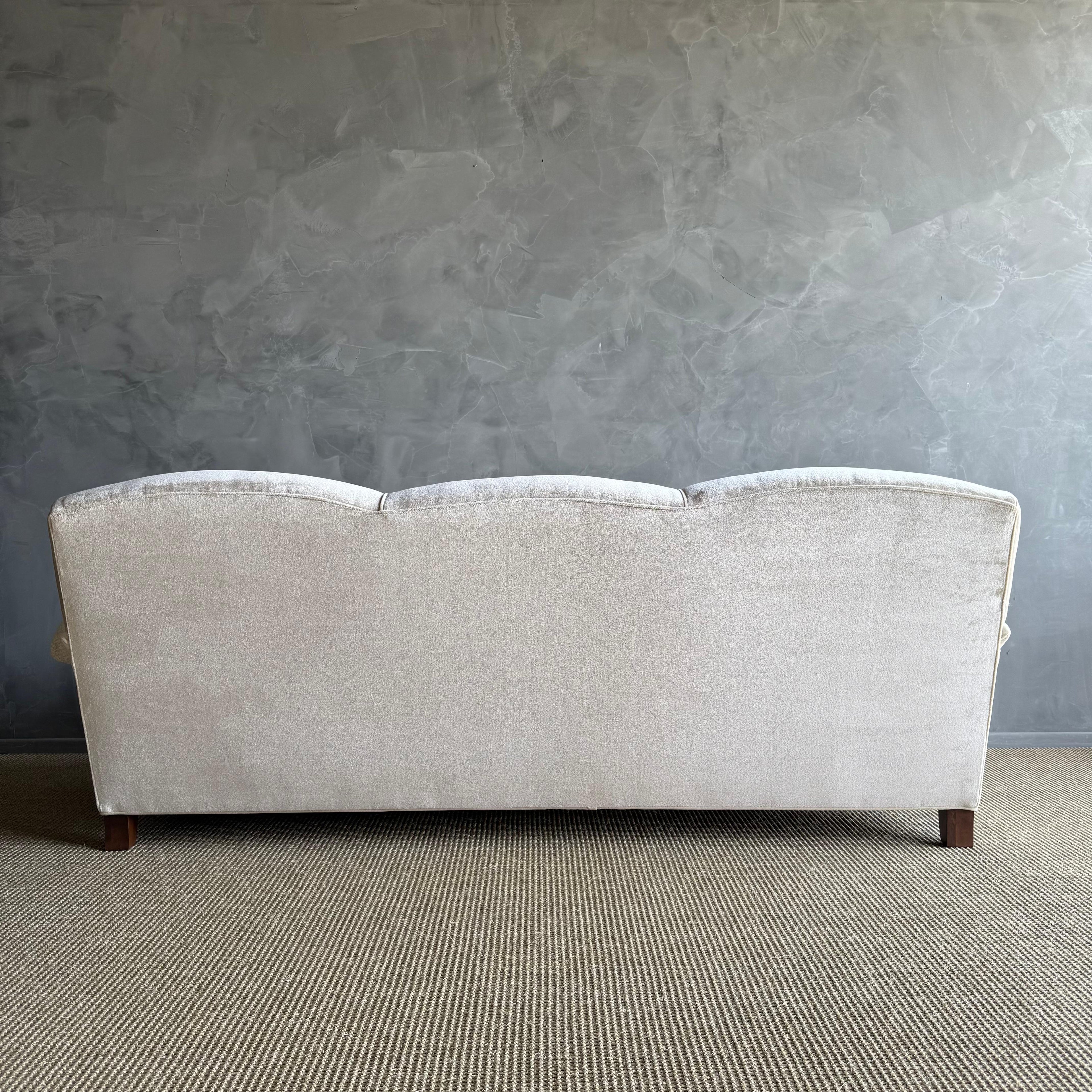 https://a.1stdibscdn.com/custom-made-modern-english-arm-sofa-in-performance-linen-velvet-96-for-sale-picture-11/f_18223/f_457702121751912829084/IMG_4223_2_master.jpg